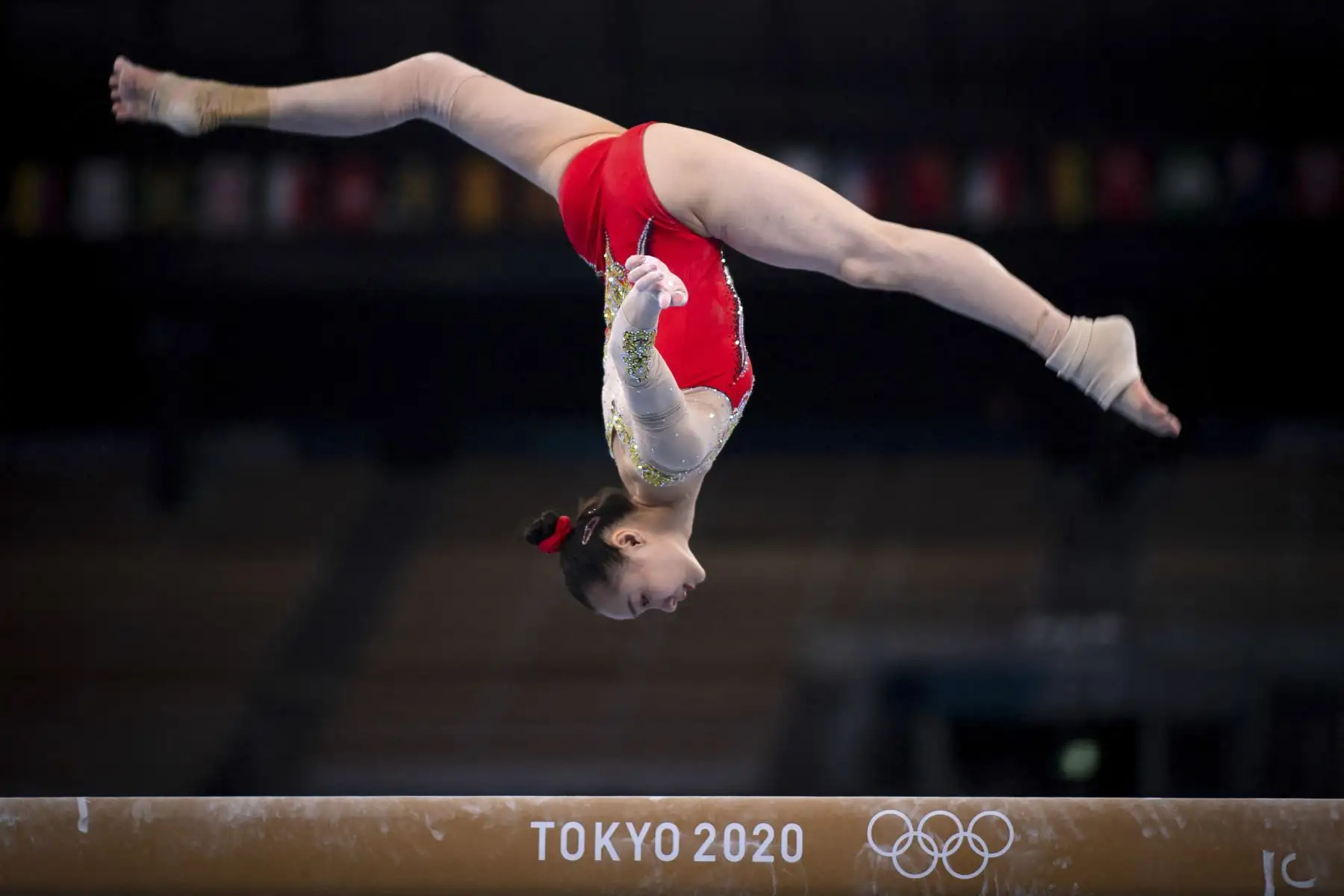 Una gimnasta china participa en una sesión de entrenamiento en el Centro de Gimnasia Ariake antes del inicio de los Juegos Olímpicos de Tokio 2020, en Japón. Foto: AFP