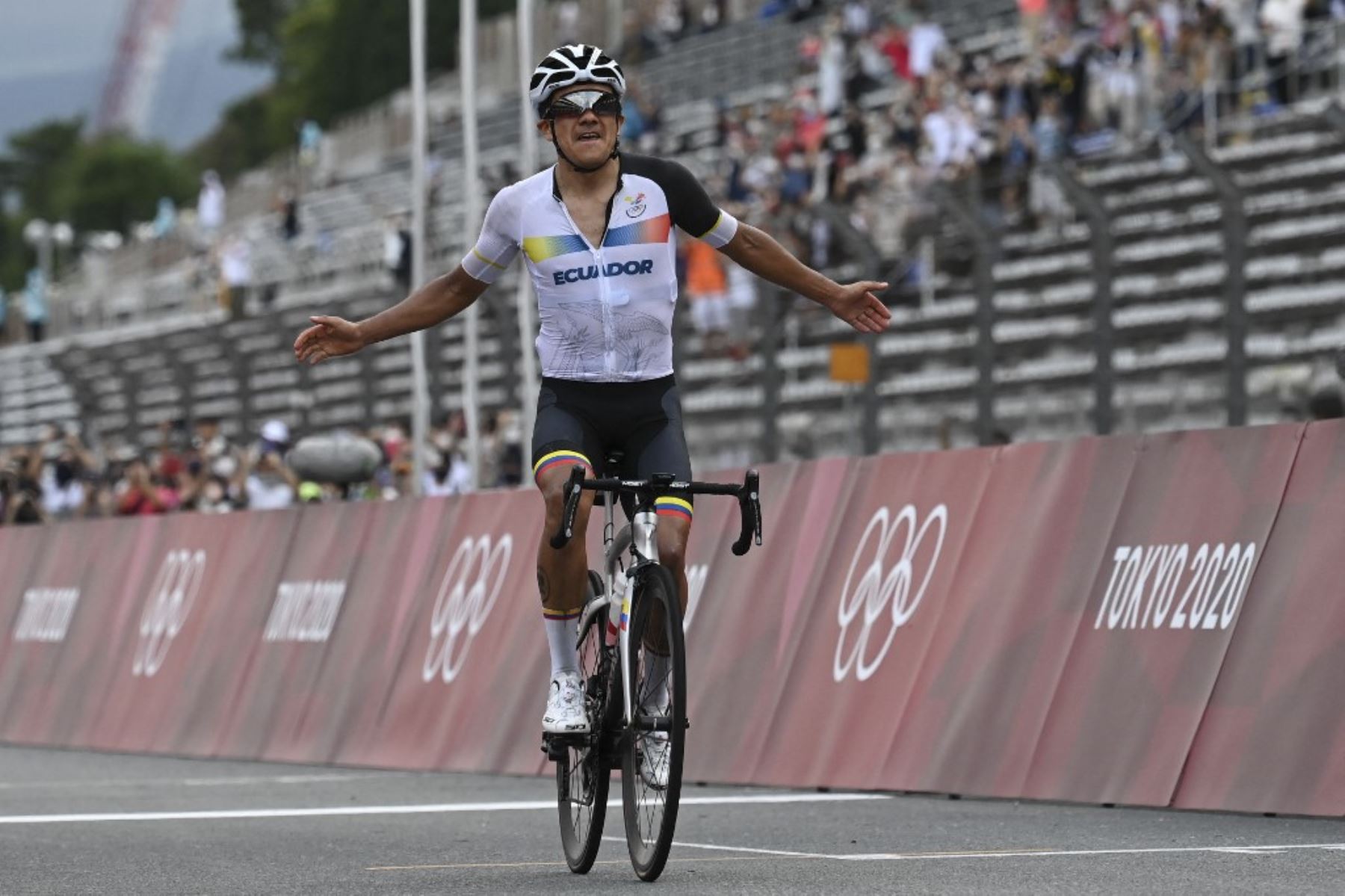 Richard Carapaz ingresa triunfante a la meta del ciclismo de ruta