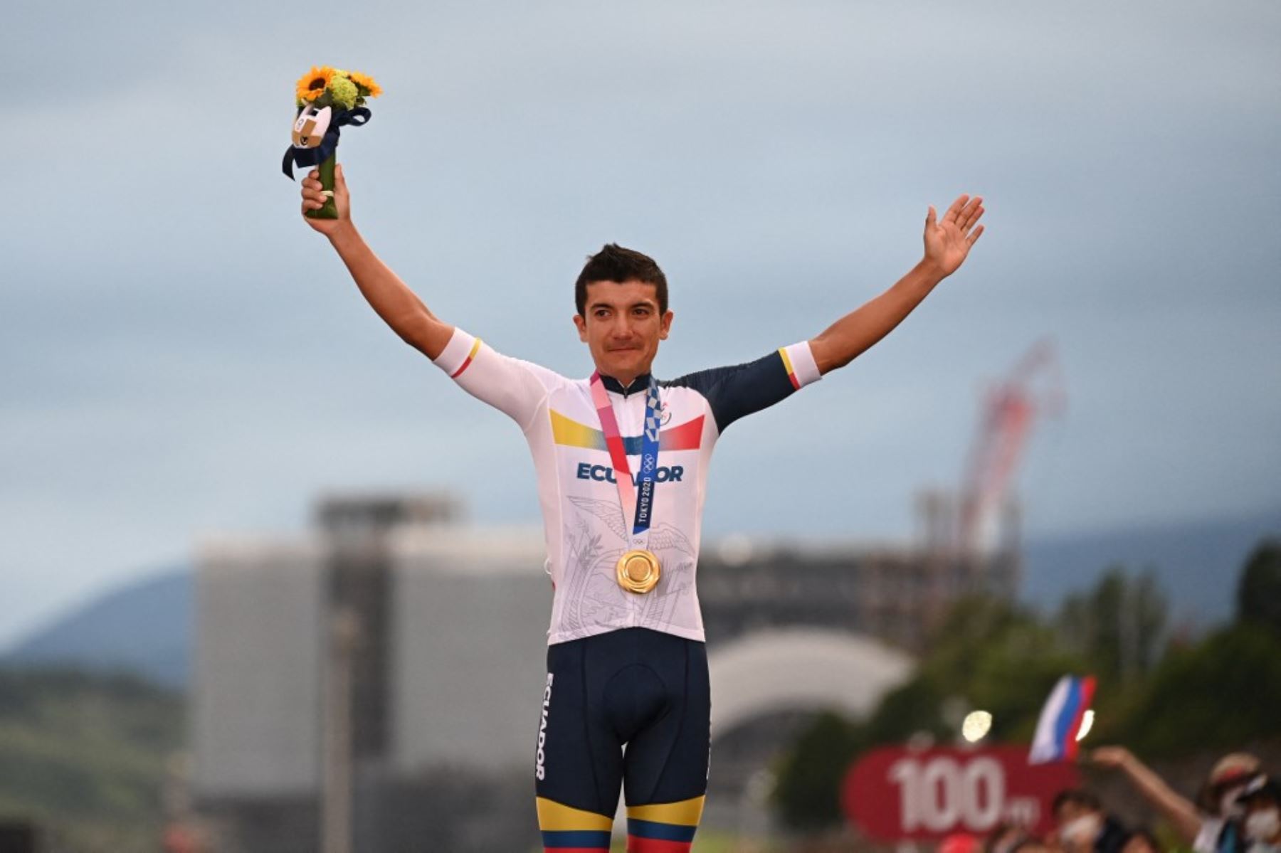 El ciclista Richard Carapaz muestra la medalla dorada, la segunda en la historia olímpica de Ecuador