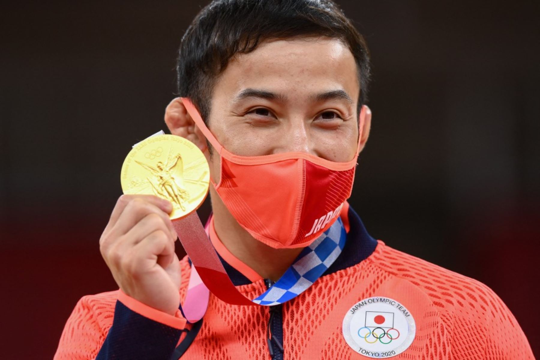 El judoca Naohisa Takato le brinda la primera medalla dorada al país anfitrión de los juegos olímpicos.