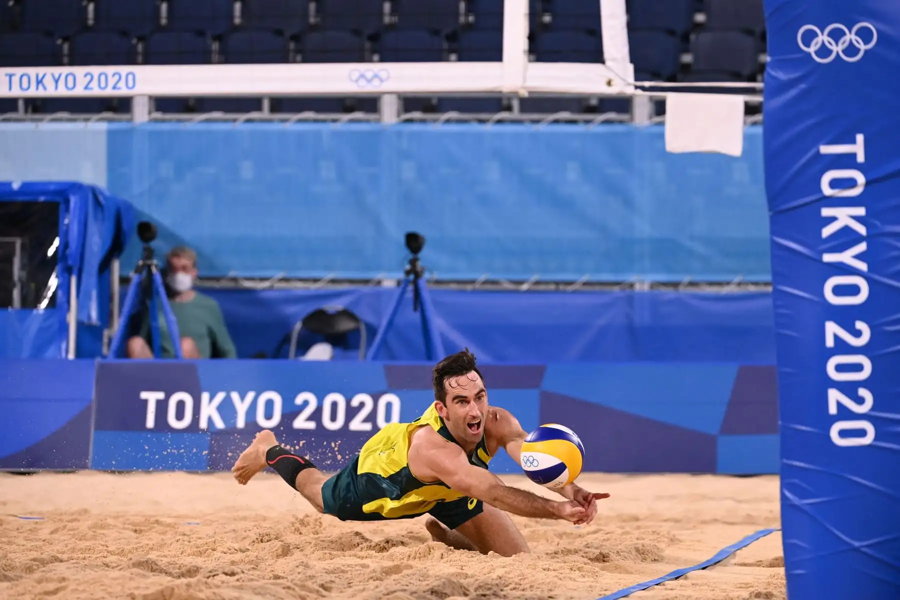 El australiano Damien Schumann se lanza a por el balón en el grupo preliminar de voleibol de playa masculino Un partido entre Noruega y Australia durante los Juegos Olímpicos de Tokio 2020 en el Parque Shiokaze de Tokio.
Foto: AFP