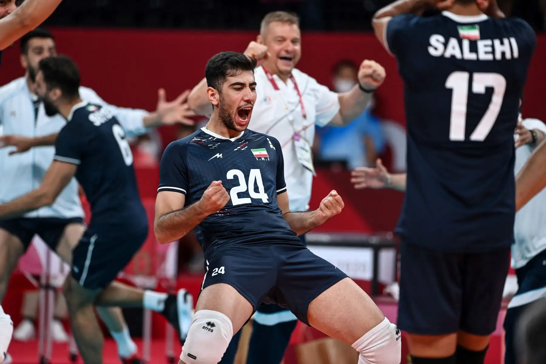 Los jugadores de Irán celebran su victoria en el partido de voleibol de la ronda preliminar masculina A entre Polonia e Irán durante los Juegos Olímpicos de Tokio 2020 en el Ariake Arena de Tokio.
Foto: AFP