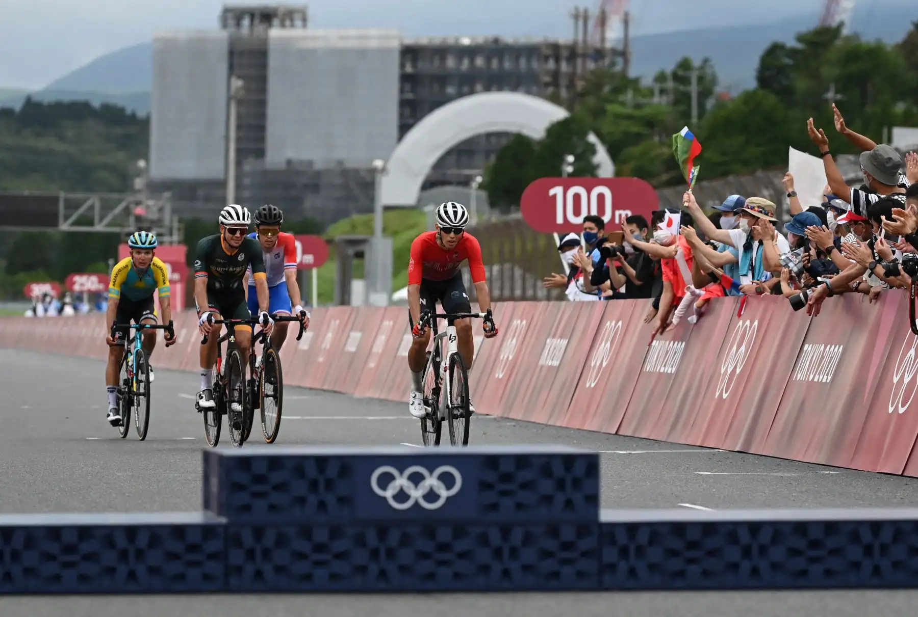 Los finalistas llegan después de la instalación del podio para la ceremonia de entrega de medallas de la carrera de ciclismo en ruta masculino de los Juegos Olímpicos de Tokio 2020, en el Fuji International Speedway en Oyama, Japón.
Foto: AFP
