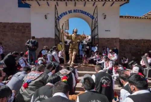 La venerada imagen de San Cristóbal, patrón del tradicional barrio del mismo nombre, retornó a su iglesia en medio de emotivas escenas de devoción, cantos y alegría de fieles, tras su restauración integral en los laboratorios del Centro de Restauración del Ministerio de Cultura, ubicado en la localidad de Tipón.