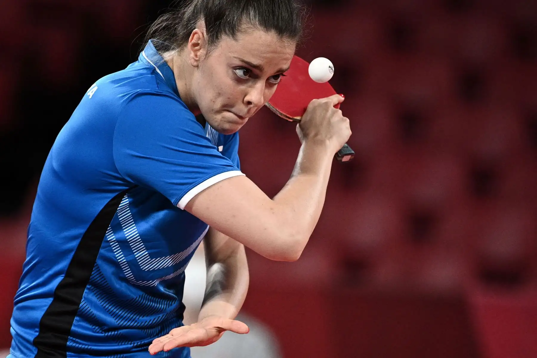 Polina Trifonova de Bulgaria mira la pelota mientras sirve a Sarah De Nutte de Luxemburgo durante el partido de tenis de mesa de la ronda 1 de individuales femeninas en el Gimnasio Metropolitano de Tokio durante los Juegos Olímpicos de Tokio 2020 en Tokio.
Foto: AFP