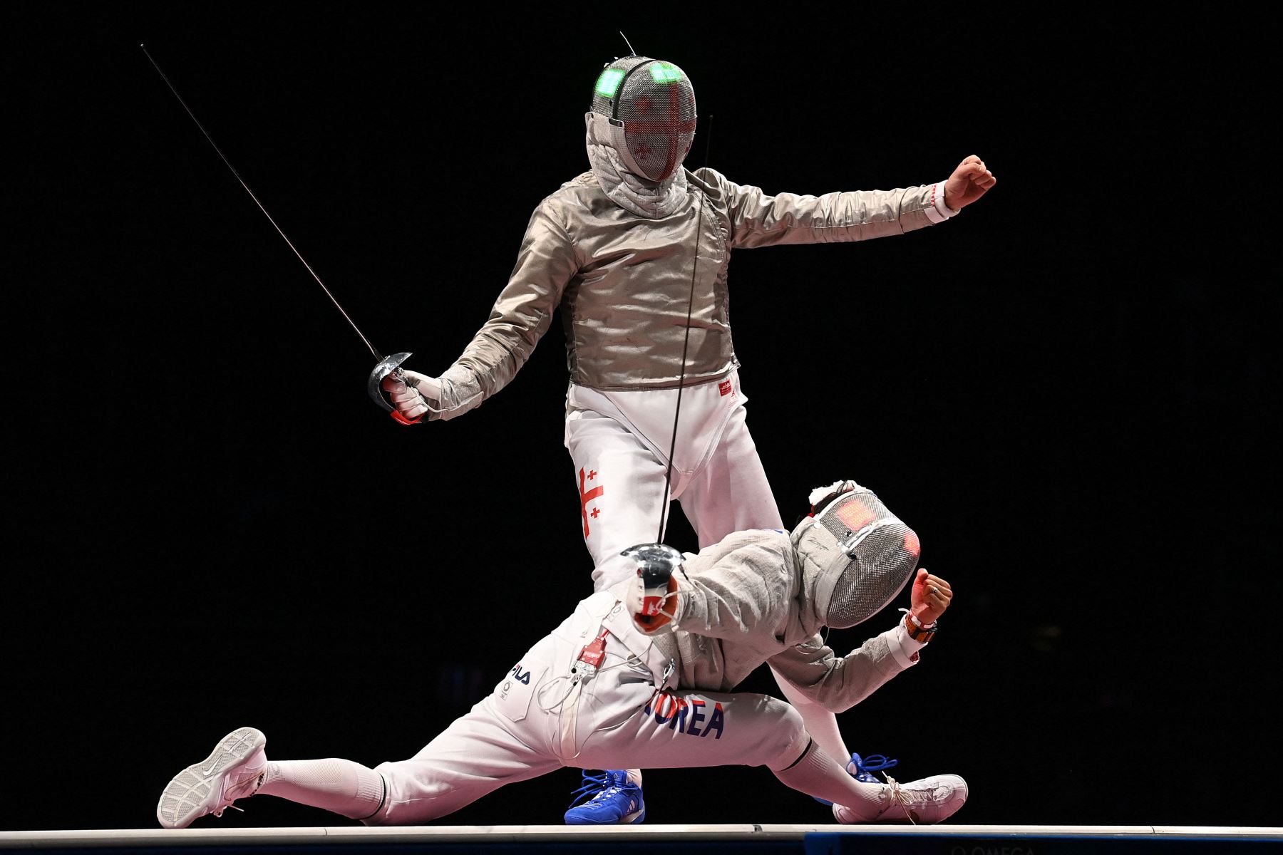 Kim Junghwan (derecha) de Corea del Sur y Sandro Bazadze de Georgia reaccionan en la pelea por la medalla de bronce individual de sable masculino durante los Juegos Olímpicos de Tokio 2020.
Foto: AFP