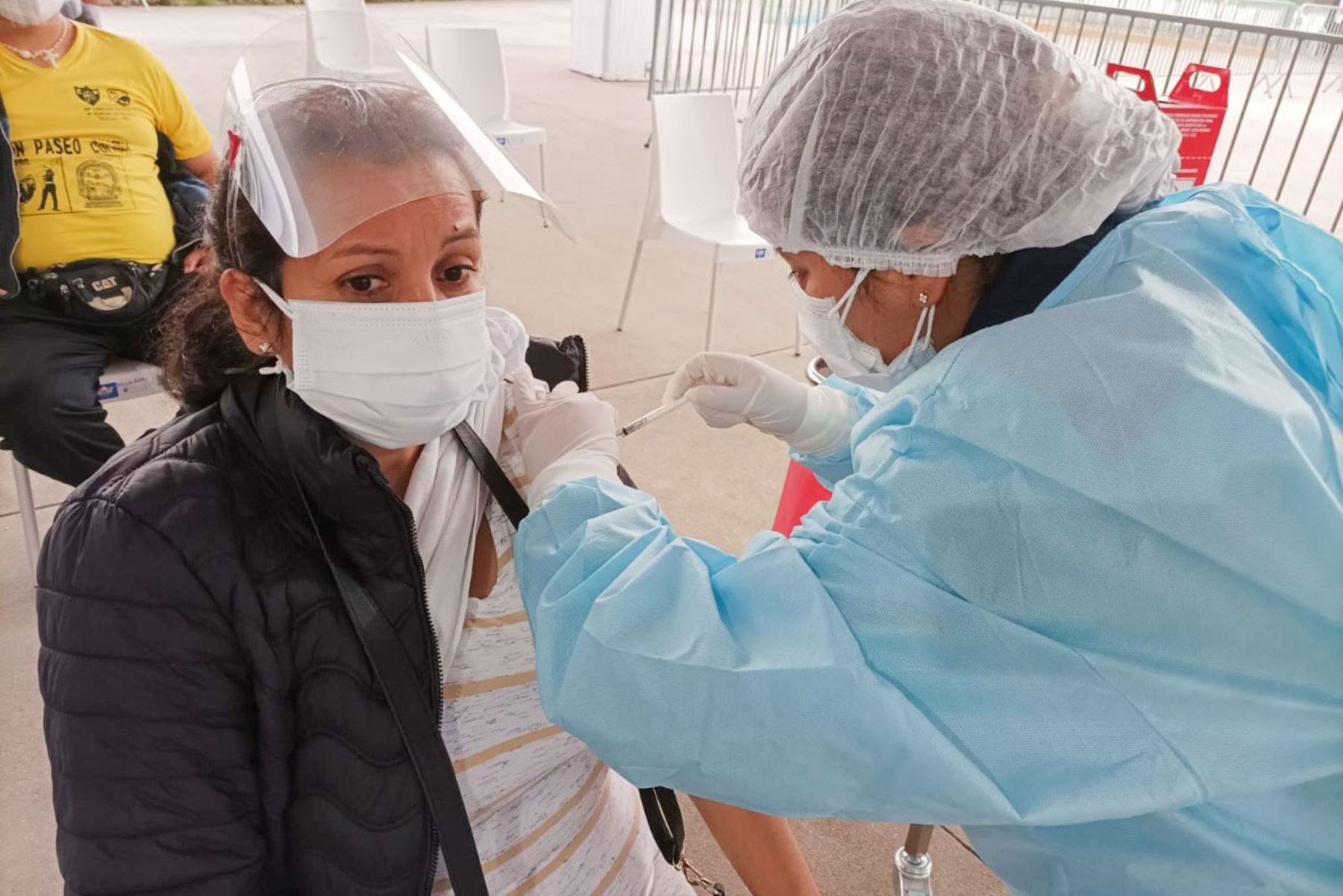 En la ciudad de Arequipa se inició hoy el primer Vacunatón contra el covid-19, la actividad tiene como meta inmunizar en dos días a 15,000 personas de 50 años a más, en primera y segunda dosis de la vacuna contra el nuevo coronavirus. Foto: ANDINA/difusión.