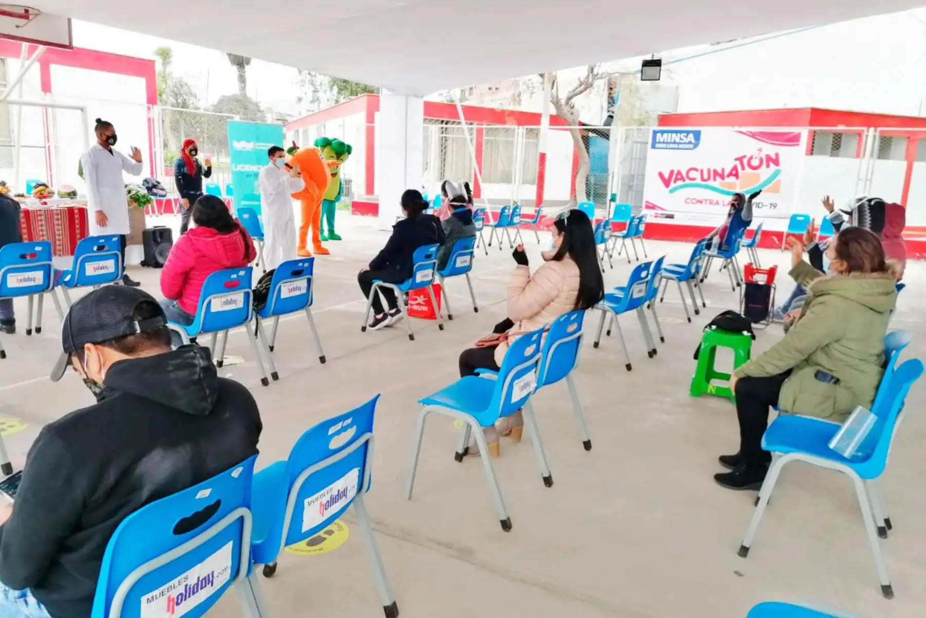 Continua campaña de vacunación en el Parque Zonal Mayta Cápac, en San Martín de Porres. En esta oportunidad personal de salud inicio  la vacunación, con una clase demostrativa de taichí.
Foto: Minsa