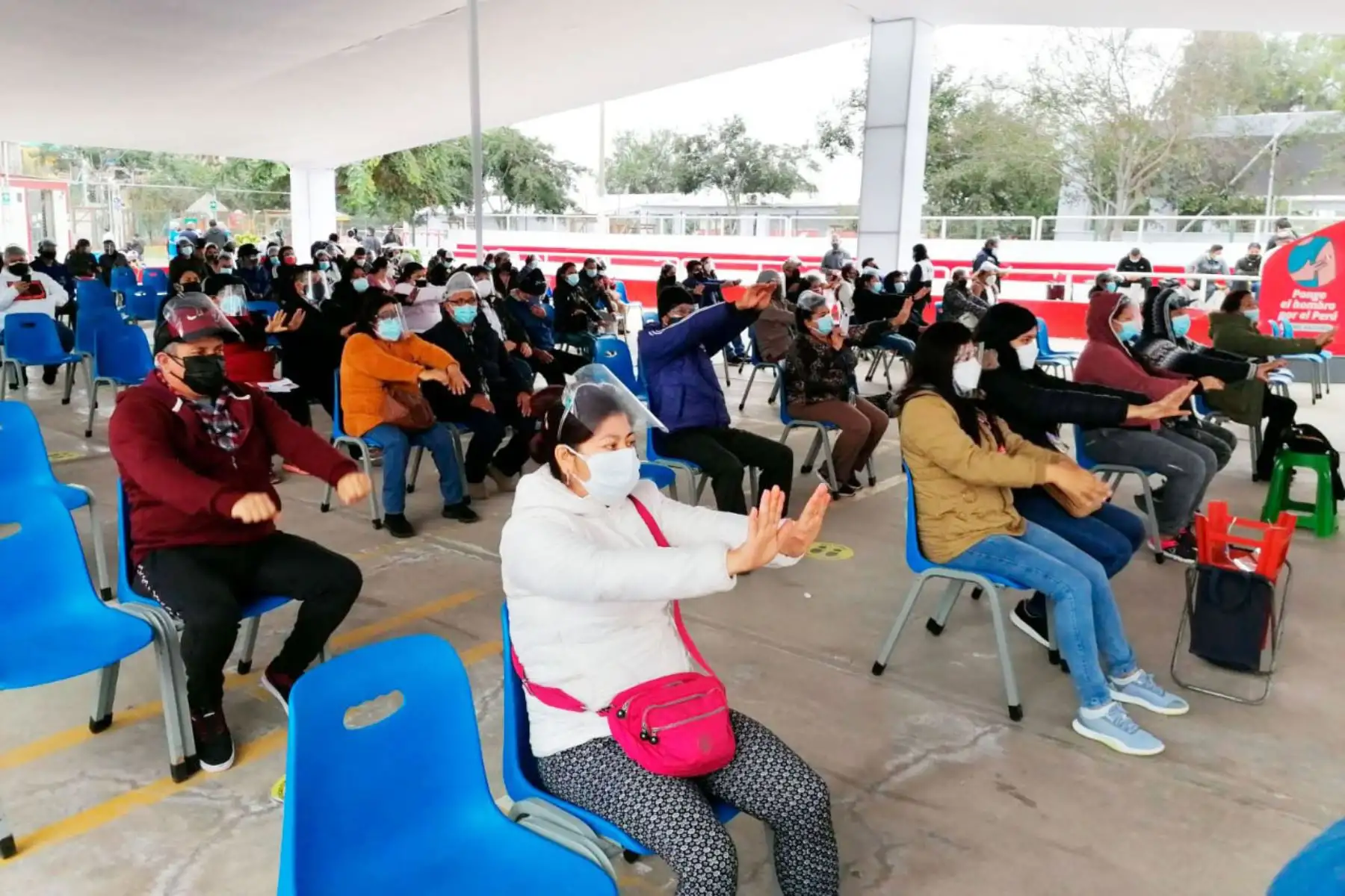Continua campaña de vacunación en el Parque Zonal Mayta Cápac, en San Martín de Porres. En esta oportunidad personal de salud inicio  la vacunación, con una clase demostrativa de taichí.
Foto: Minsa