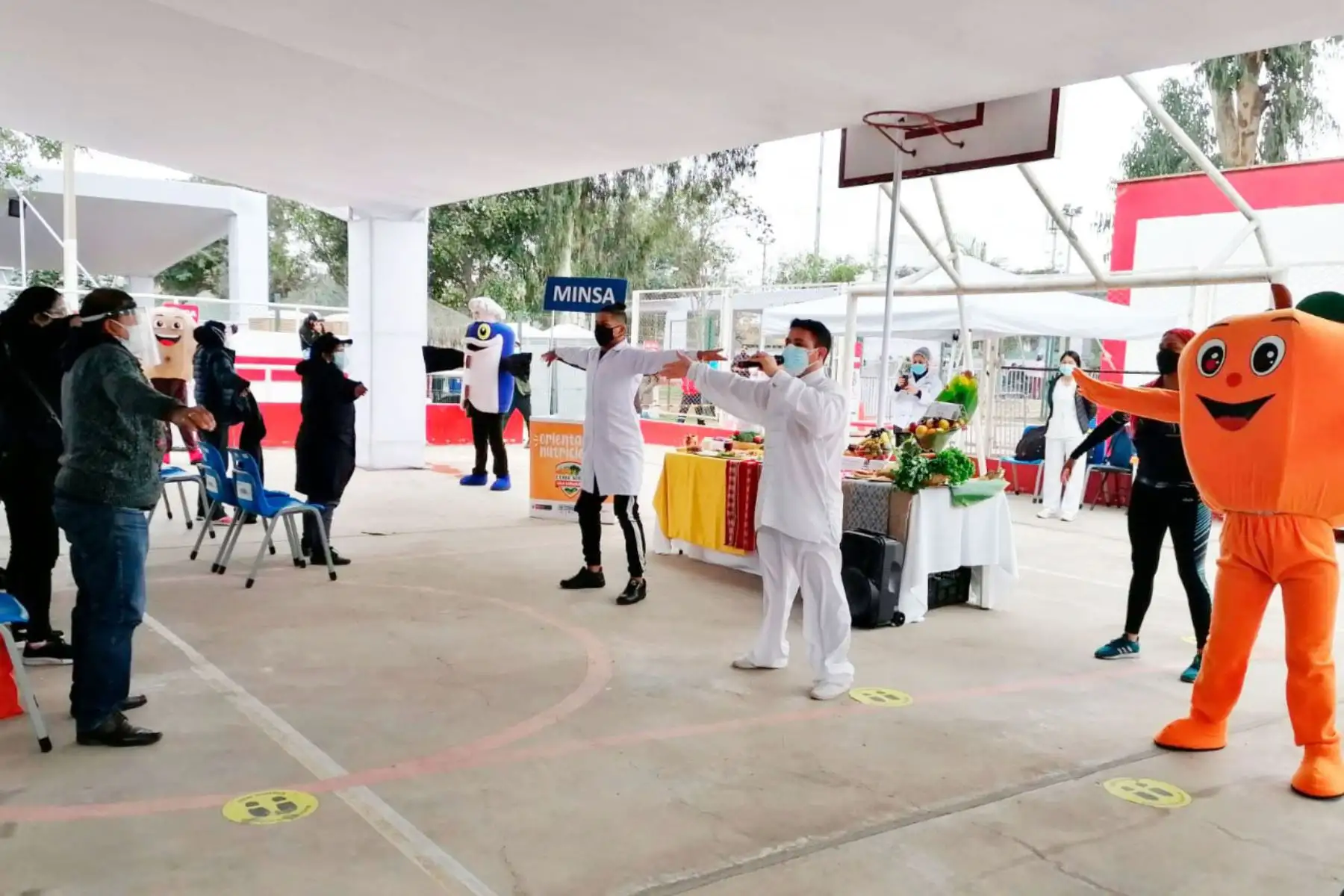 Continua campaña de vacunación en el Parque Zonal Mayta Cápac, en San Martín de Porres. En esta oportunidad personal de salud inicio  la vacunación, con una clase demostrativa de taichí.
Foto: Minsa
