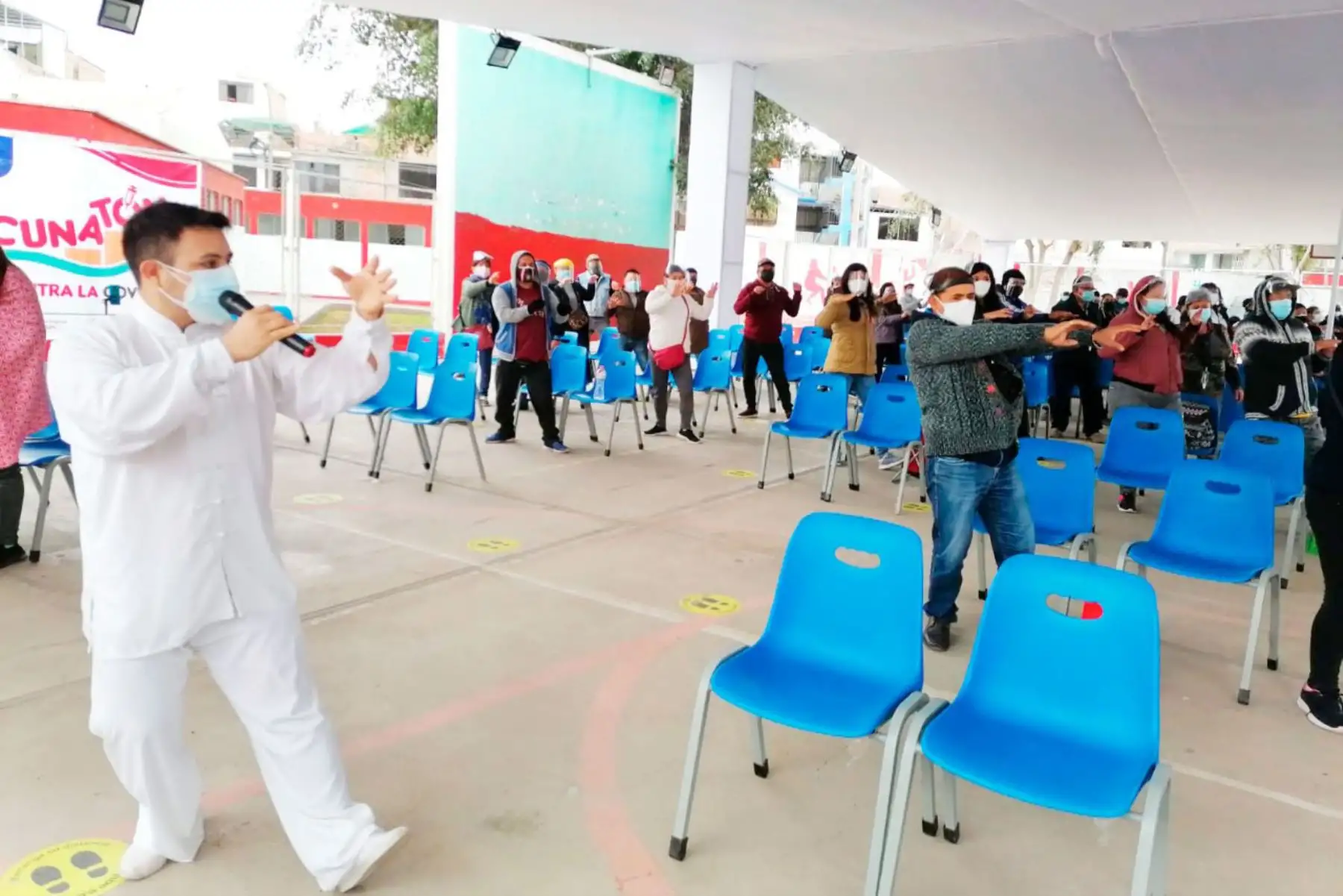Continua campaña de vacunación en el Parque Zonal Mayta Cápac, en San Martín de Porres. En esta oportunidad personal de salud inicio  la vacunación, con una clase demostrativa de taichí.
Foto: Minsa
