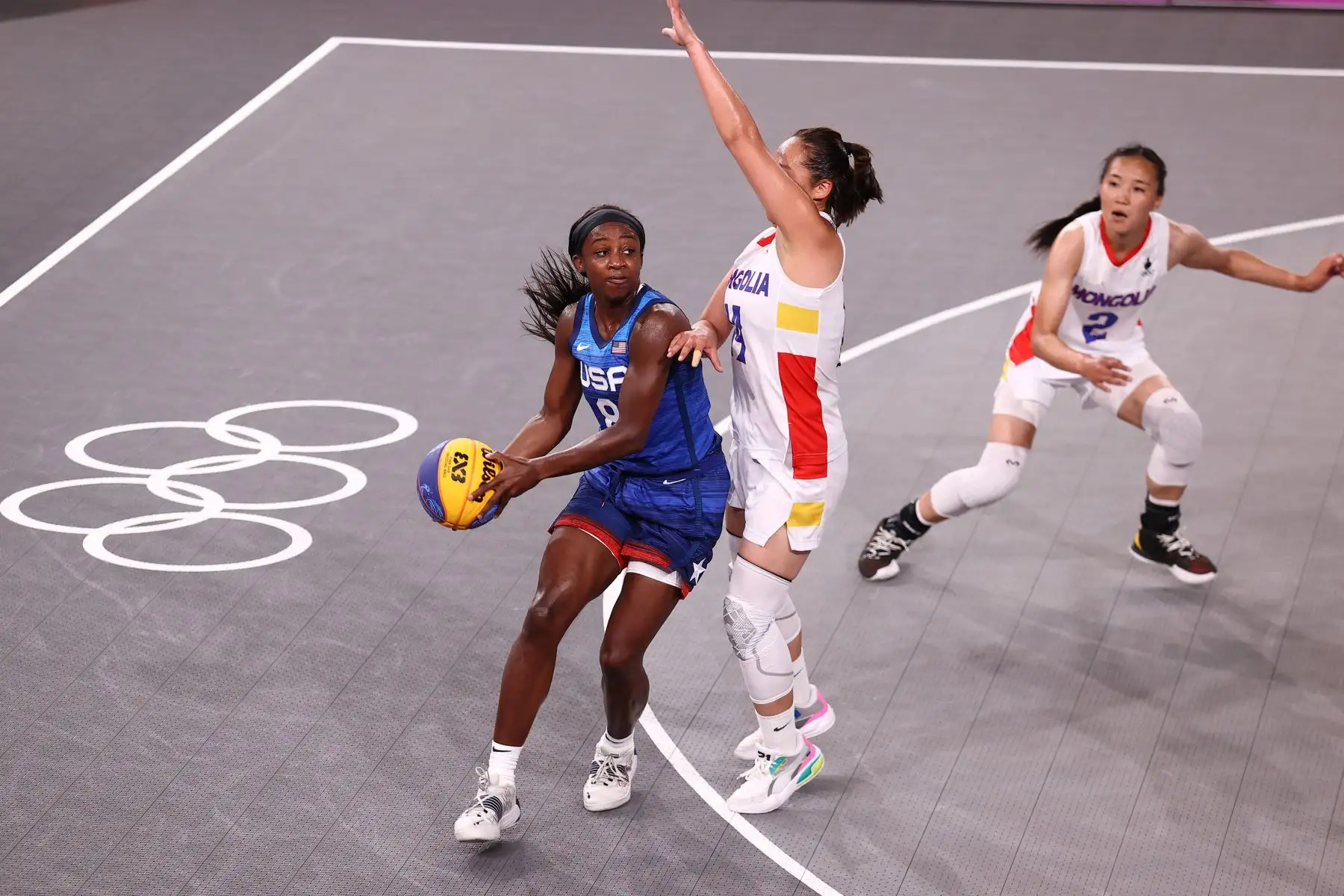 Jackie Young del Equipo Nacional de Mujeres de EE. UU. busca pasar el balón contra el Equipo Nacional de Mujeres de Mongolia durante los Juegos Olímpicos de Tokio 2020.
Foto: AFP