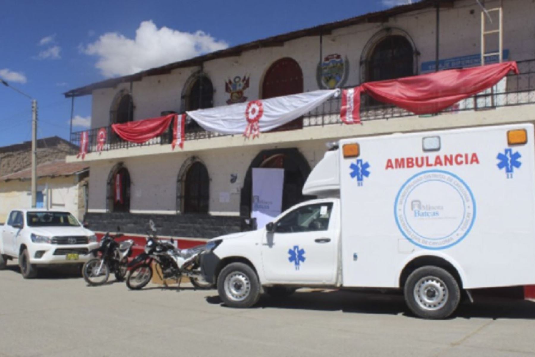 El centro de salud de Caylloma, ubicado en la provincia arequipeña del mismo nombre, recibió una ambulancia tipo II, una camioneta 4x4, dos motos lineales y dos esterilizadores, equipos que permitirán auxiliar a la comunidad en la actual emergencia sanitaria por la pandemia del covid-19.