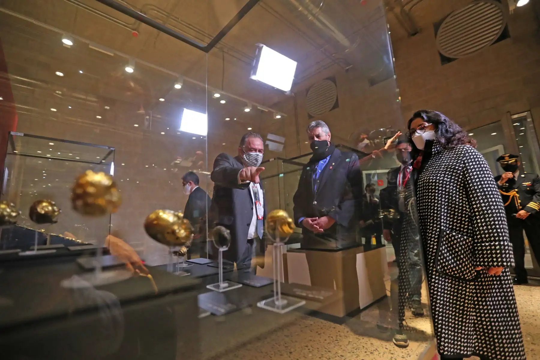 Presidente de la República, Francisco Sagasti, junto con la titular del consejo de ministros, Violeta Bermúdez y el ministro de cultura, Alejandro Neyra, participa en la ceremonia de apertura del del Museo Nacional del Perú. Foto: ANDINA/Presidencia Perú