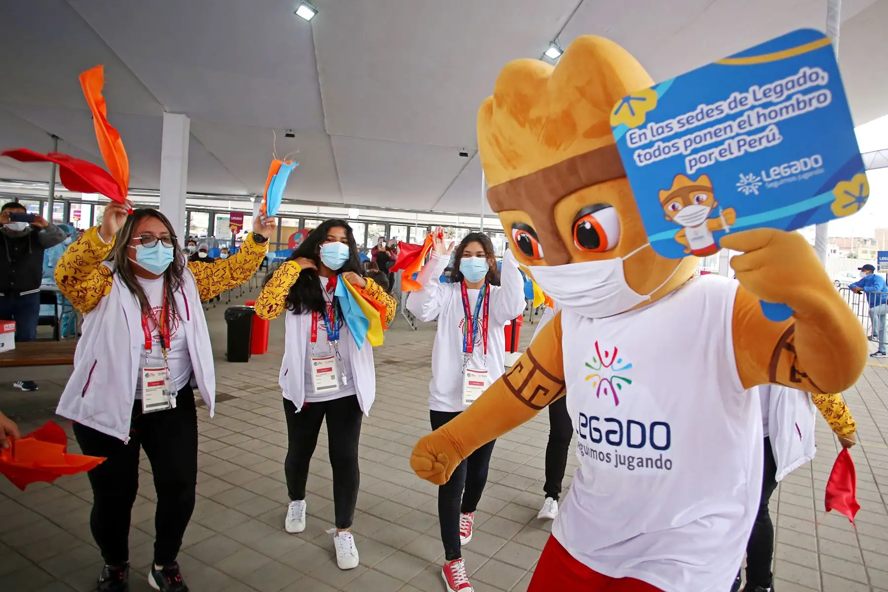 Con toda la energía y el entusiasmo que los caracteriza, un grupo de voluntarios de la vacunación, del Proyecto Legado, realizaron esta mañana un colorido ‘Flashmob’ por el segundo aniversario de los catalogados por la crítica como los mejores Juegos Panamericanos y Parapanamericanos de la historia. Foto: Legado