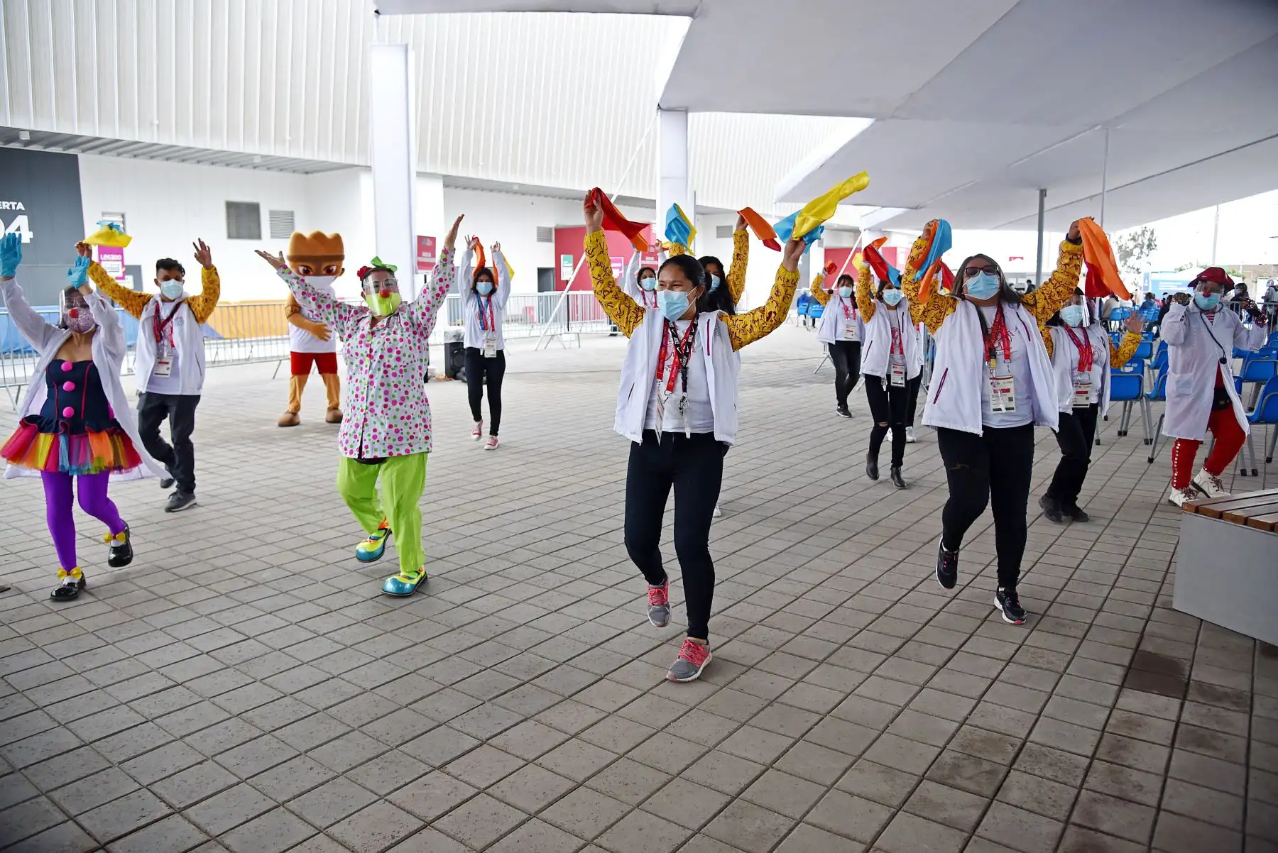 Con toda la energía y el entusiasmo que los caracteriza, un grupo de voluntarios de la vacunación, del Proyecto Legado, realizaron esta mañana un colorido ‘Flashmob’ por el segundo aniversario de los catalogados por la crítica como los mejores Juegos Panamericanos y Parapanamericanos de la historia. Foto: Legado
