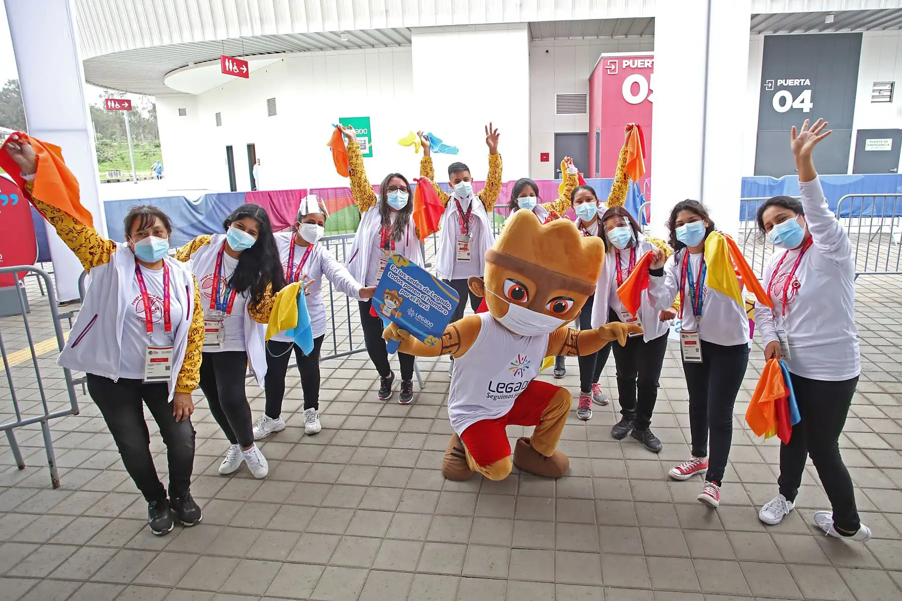Con toda la energía y el entusiasmo que los caracteriza, un grupo de voluntarios de la vacunación, del Proyecto Legado, realizaron esta mañana un colorido ‘Flashmob’ por el segundo aniversario de los catalogados por la crítica como los mejores Juegos Panamericanos y Parapanamericanos de la historia. Foto: Legado