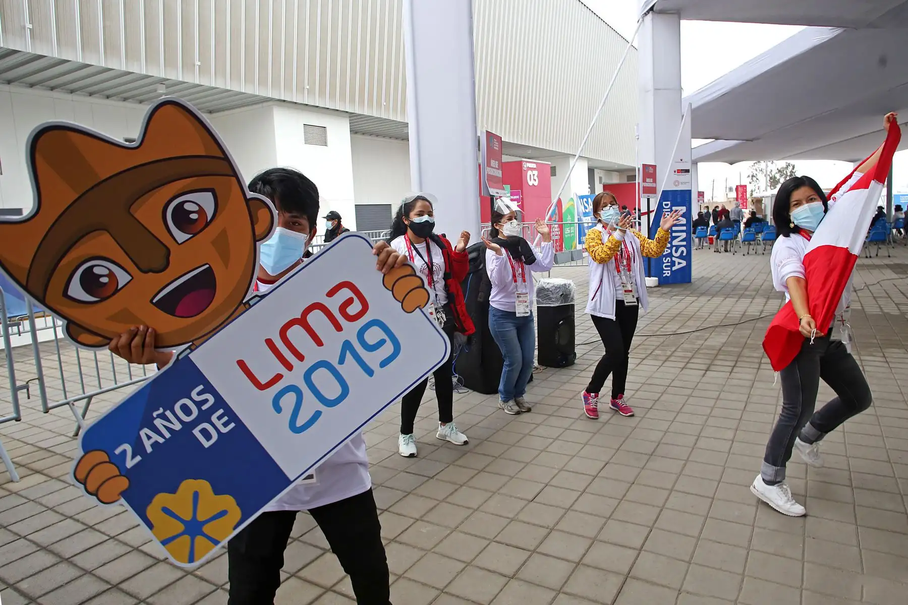 Con toda la energía y el entusiasmo que los caracteriza, un grupo de voluntarios de la vacunación, del Proyecto Legado, realizaron esta mañana un colorido ‘Flashmob’ por el segundo aniversario de los catalogados por la crítica como los mejores Juegos Panamericanos y Parapanamericanos de la historia. Foto: Legado