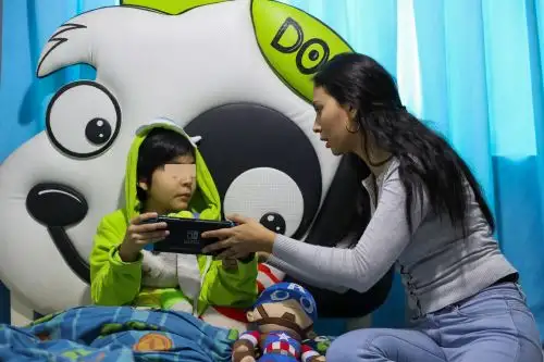 Especialistas coinciden en la necesidad de que los niños eviten el uso de dispositivos móviles, tablets, computadoras o laptop en horas de la noche pues, de lo contrario, no tendrán sueño. Foto: ANDINA/Carla Patiño Ramírez