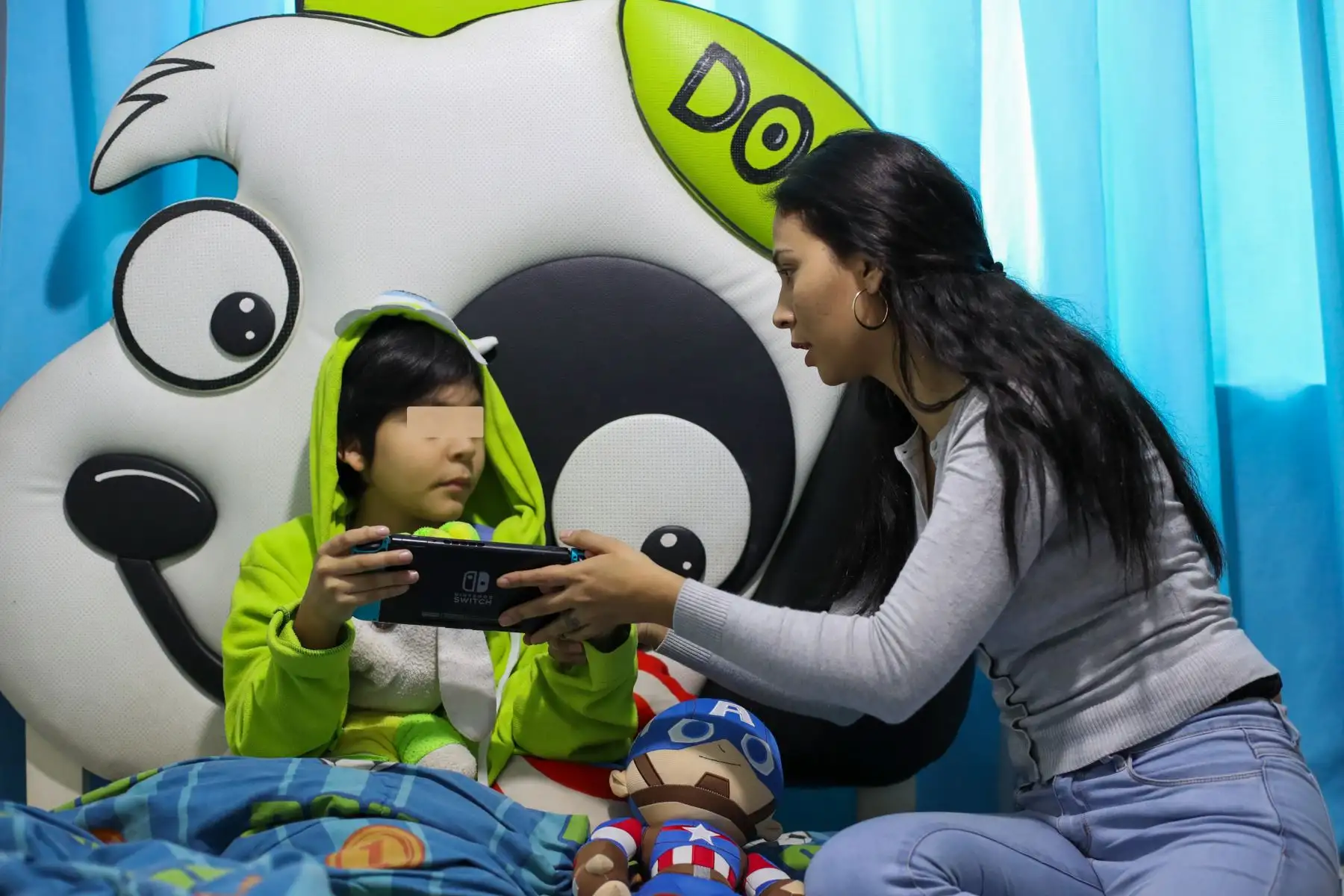 Especialistas coinciden en la necesidad de que los niños eviten el uso de dispositivos móviles, tablets, computadoras o laptop en horas de la noche pues, de lo contrario, no tendrán sueño. Foto: ANDINA/Carla Patiño Ramírez