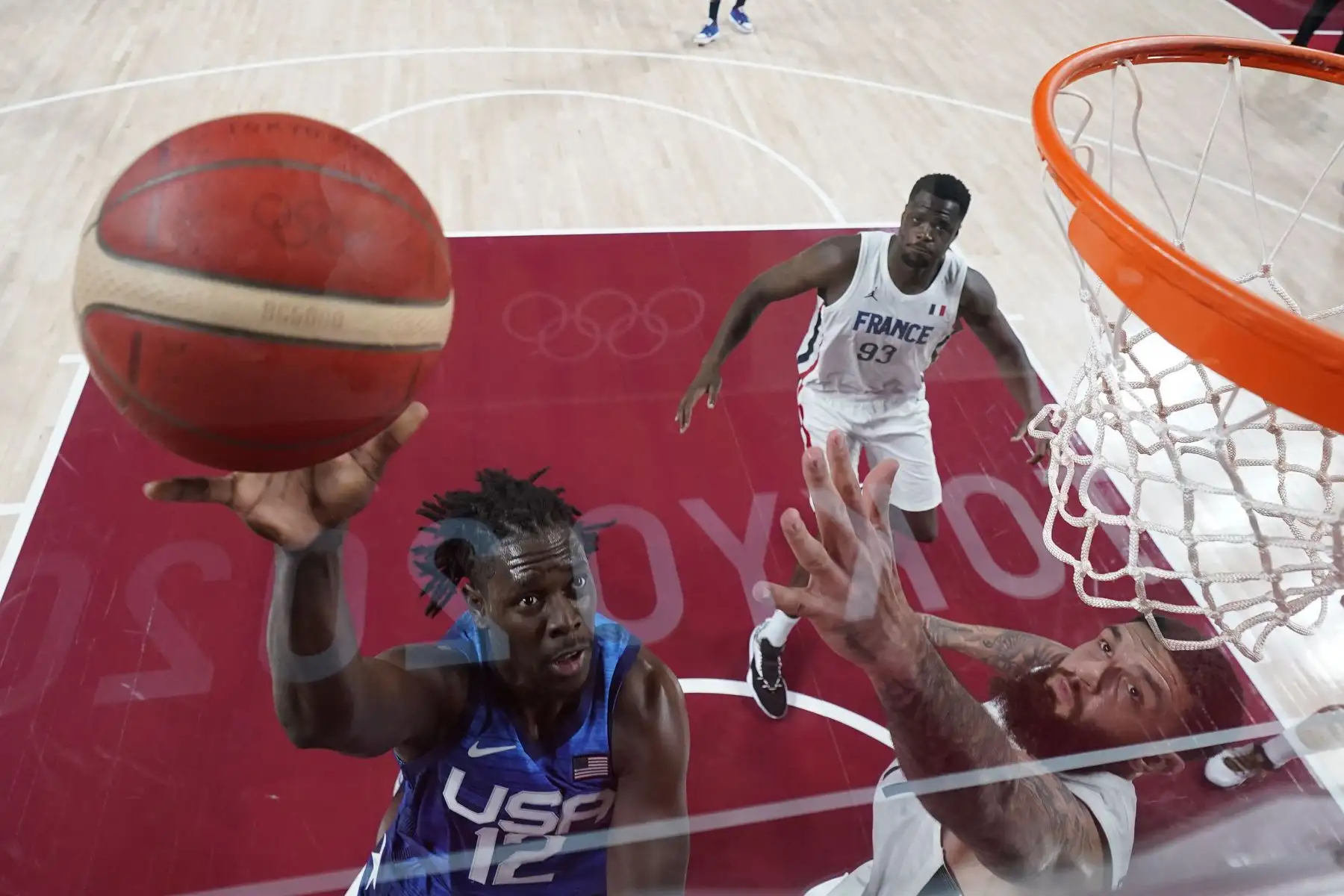 Jrue Holiday de EE. UU. va a por la canasta ante Vincent Poirier de Francia durante el partido de baloncesto del grupo A de la ronda preliminar masculina entre Francia y EE. UU. Durante los Juegos Olímpicos de Tokio 2020.
Foto: AFP