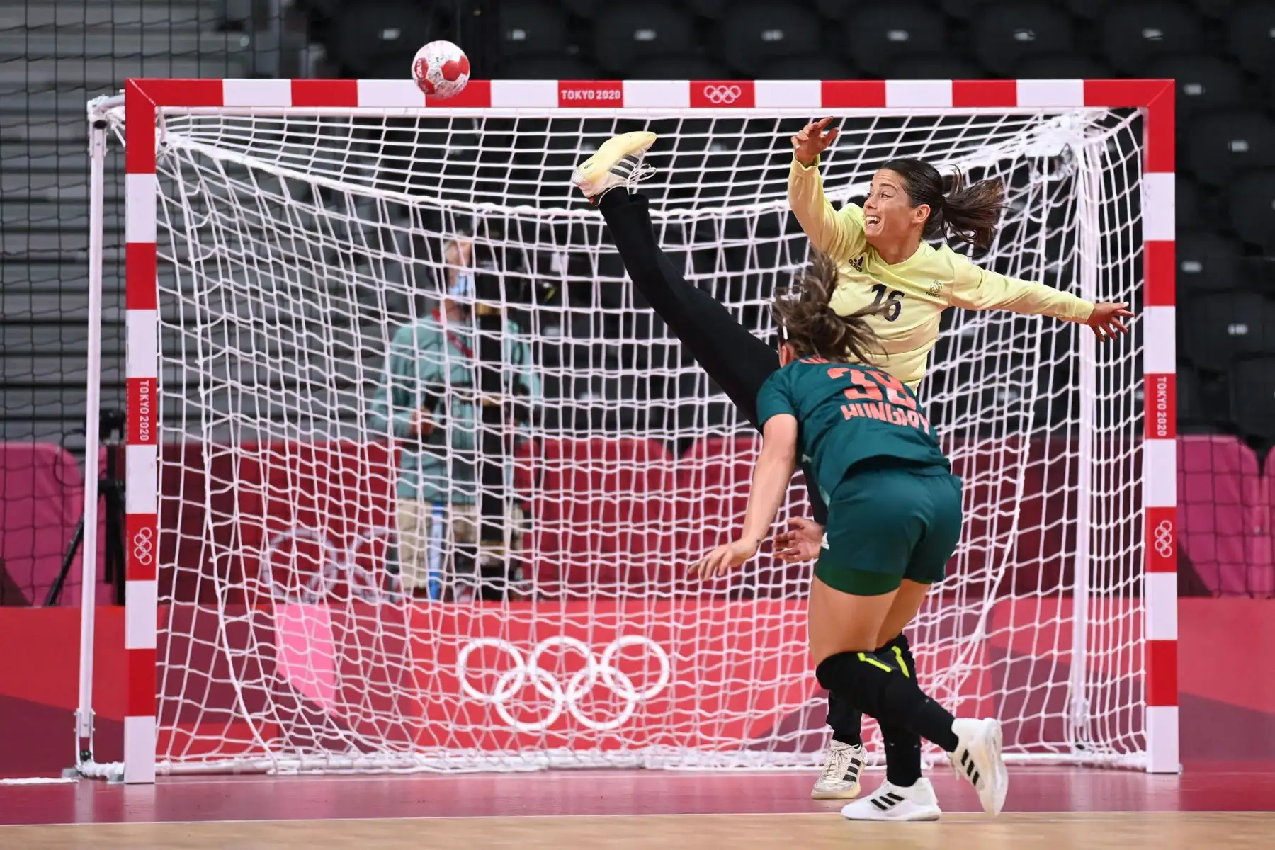 La portera francés Cleopatre Darleux no detiene un disparo de la defensa central de Hungría Petra Vamos durante el partido de balonmano del grupo B de la ronda preliminar femenina entre Hungría y Francia de los Juegos Olímpicos de Tokio 2020 en el Estadio Nacional Yoyogi en Tokio.
Foto: AFP
