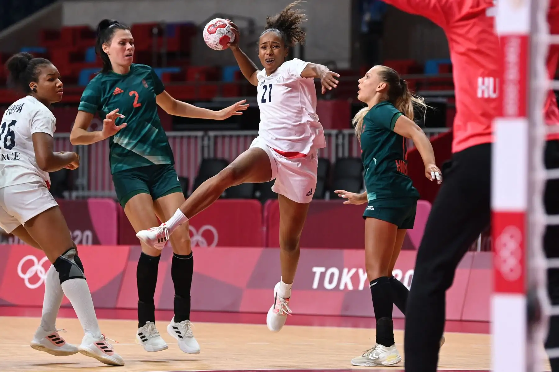 La lateral izquierda francesa Estelle Nze Minko dispara durante el partido de balonmano del grupo B de la ronda preliminar femenina entre Hungría y Francia de los Juegos Olímpicos de Tokio 2020 en el Estadio Nacional Yoyogi en Tokio.
Foto: AFP