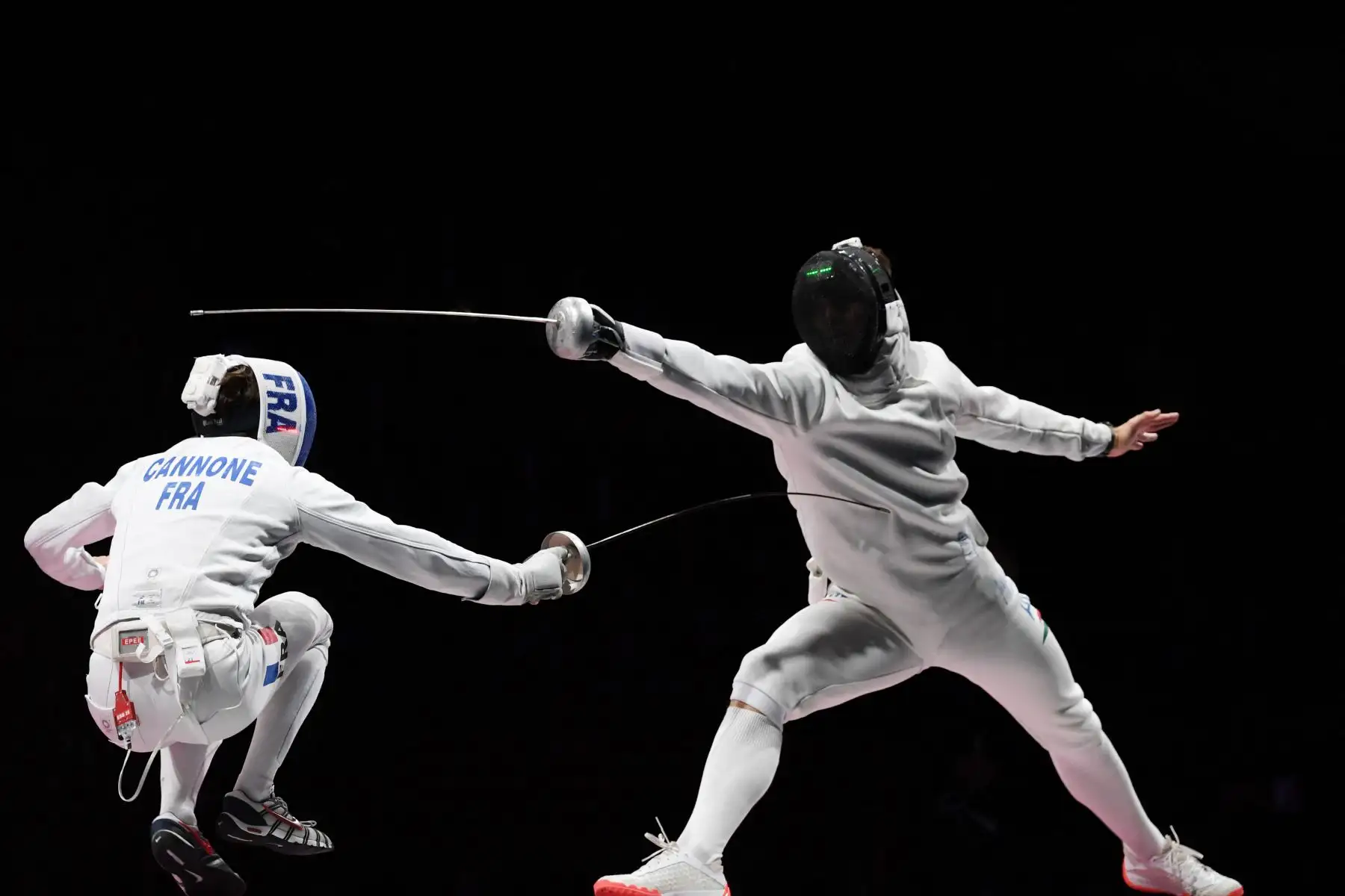 El francés Romain Cannone  compite contra el húngaro Gergely Siklosi en la pelea por la medalla de oro individual de espada masculina durante los Juegos Olímpicos de Tokio 2020 en el Makuhari Messe Hall en la ciudad de Chiba, Prefectura de Chiba, Japón.
Foto: AFP