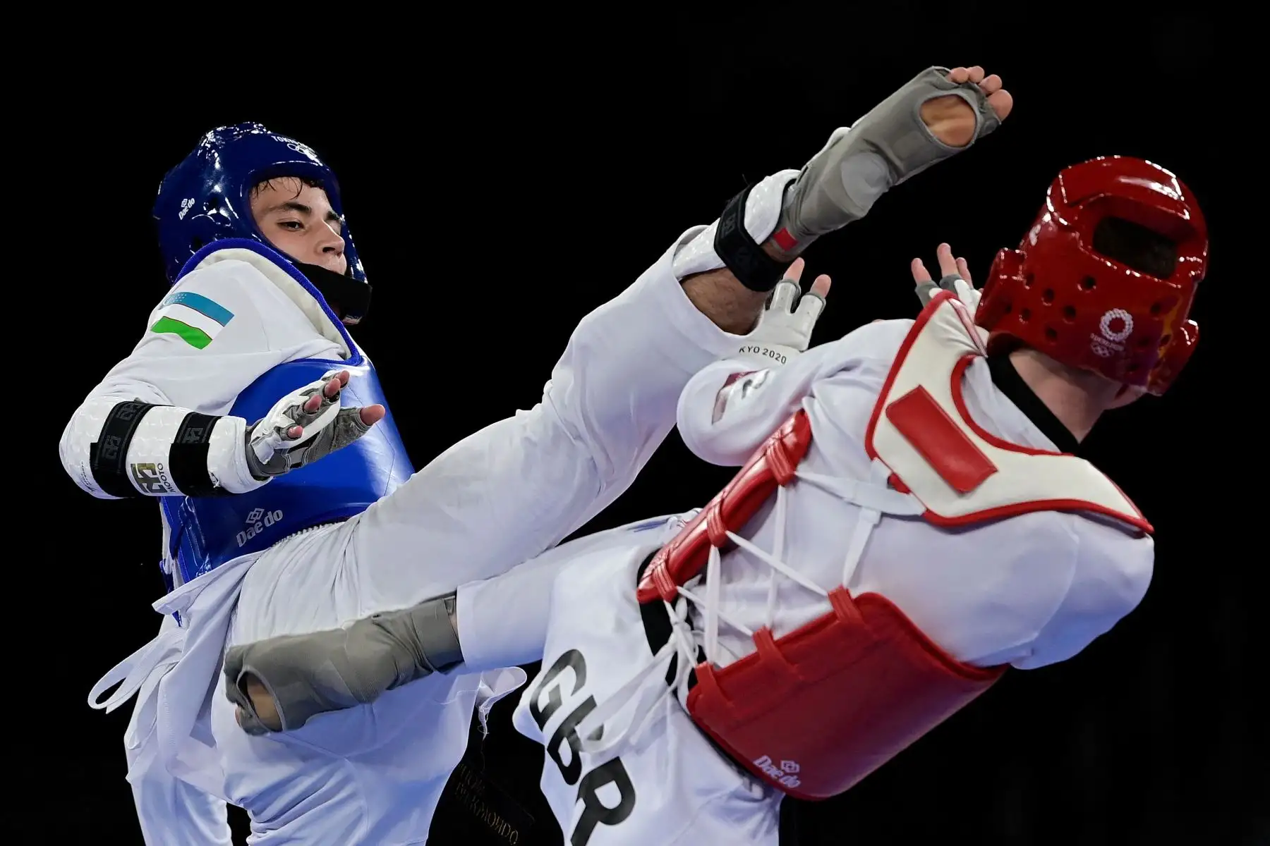 Ulugbek Rashitov de Uzbekistán y Bradly Sinden de Gran Bretaña compiten en la pelea por la medalla de oro de -68 kg de taekwondo masculino durante los Juegos Olímpicos de Tokio 2020 en el Makuhari Messe Hall en Tokio.
Foto: AFP