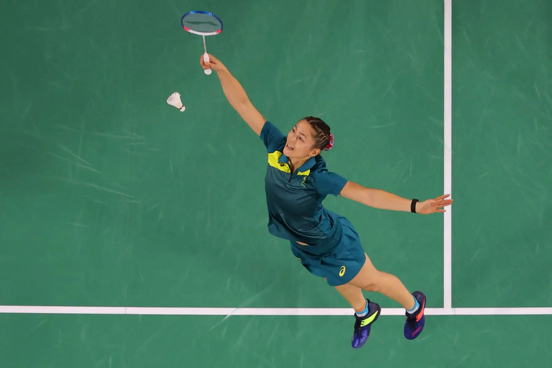 La australiana Gronya Somerville dispara en su partido de la fase de grupos de bádminton de dobles mixtos con el australiano Simon Wing Hang Leung contra el japonés Yuta Watanabe y el japonés Arisa Higashino durante los Juegos Olímpicos de Tokio 2020.
Foto: AFP