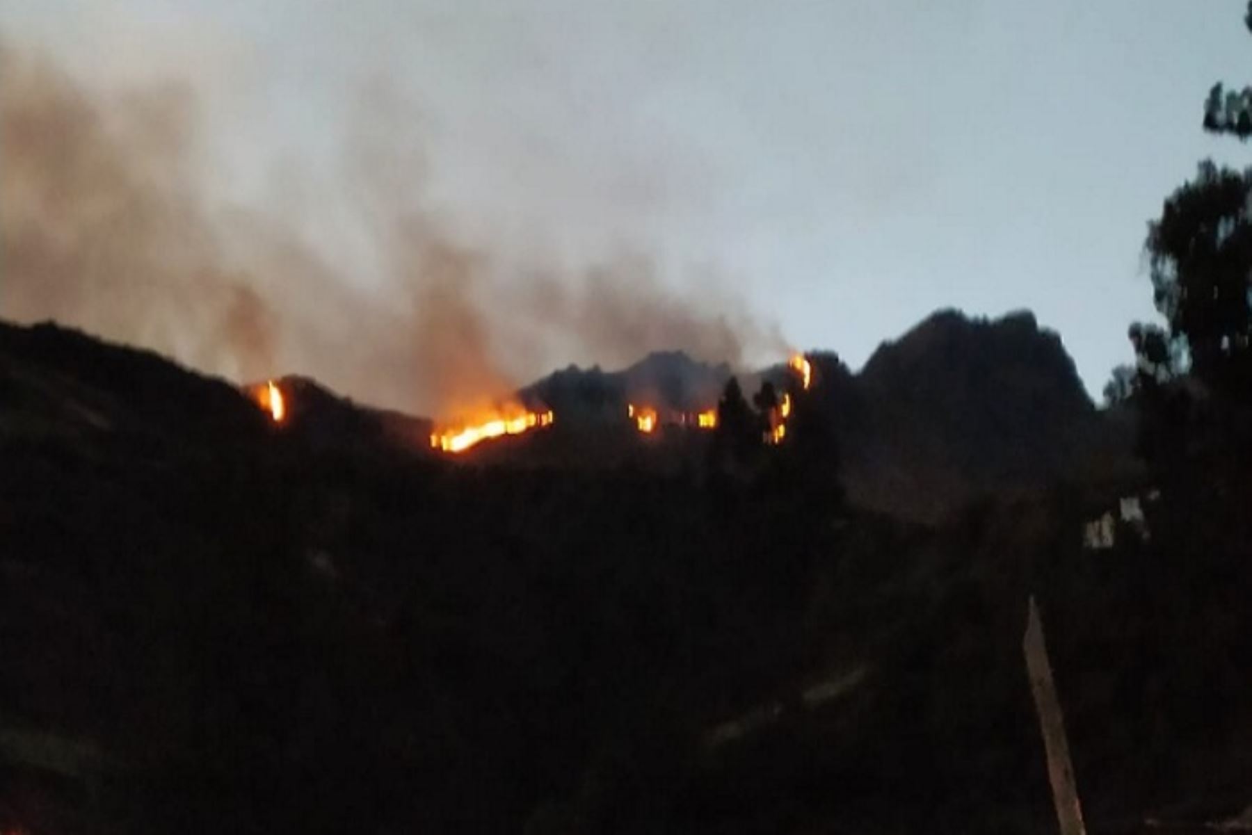 El COER Äncash instó a la población no realizar ningún tipo de quemas porque pueden convertirse en incendios y generan graves daños a los medios de vida, a la salud de las personas y al ecosistema en general.