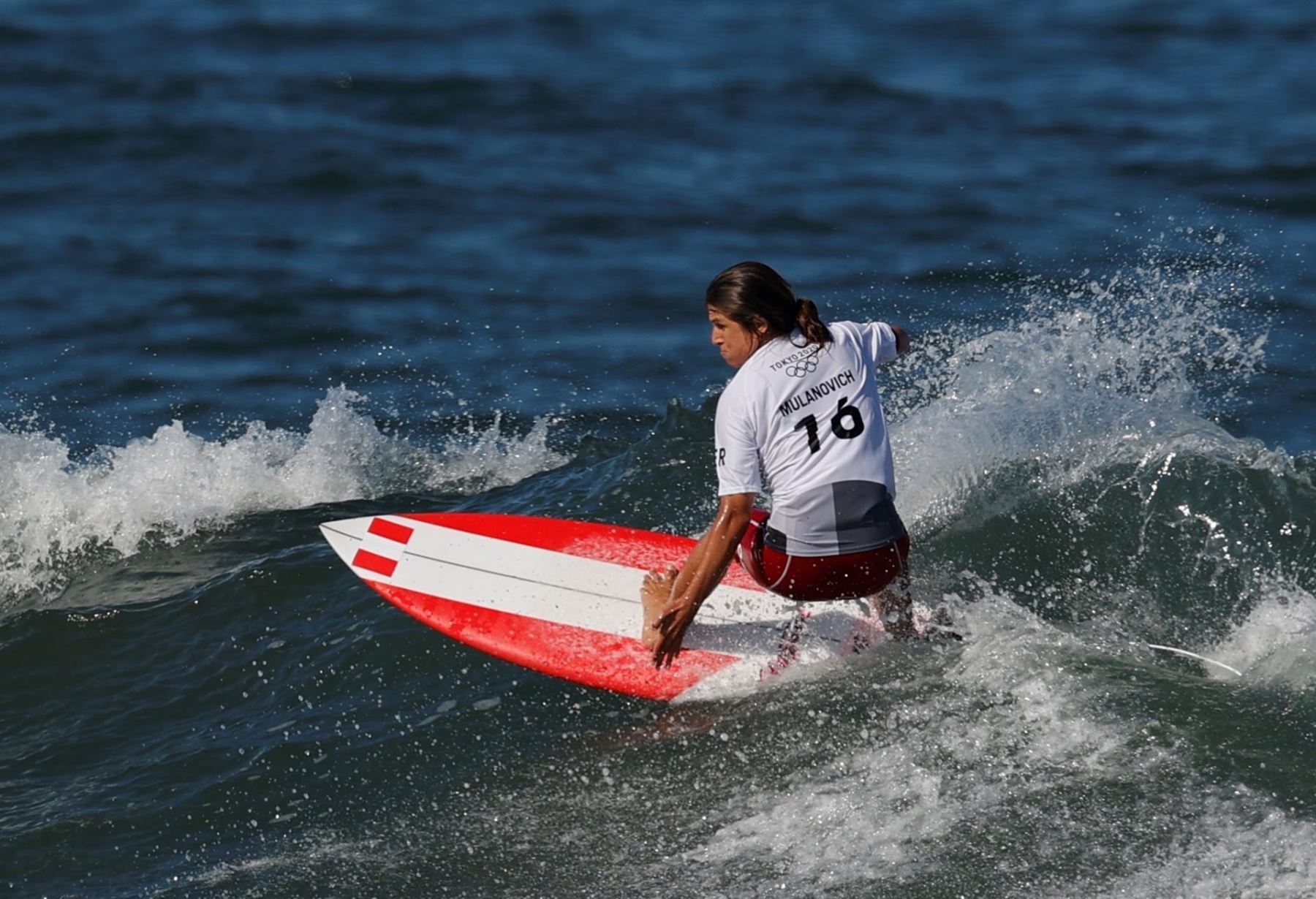 Sofía Mulánovich compite esta noche con la opción de meterse en la final del surf olímpico