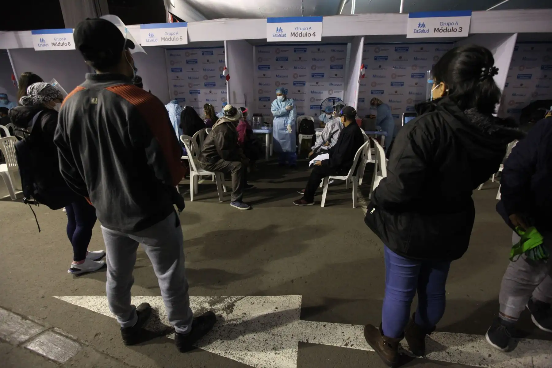 El tercer Vacunatón, que se desarrolló hasta las 7 de la noche de hoy domingo 25 de julio, logró aplicar 305,301 dosis de la vacuna contra el covid-19 en los 22 locales habilitados en Lima y Callao. Foto: ANDINA/Essalud