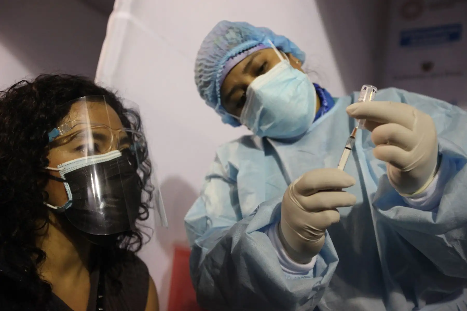 El tercer Vacunatón, que se desarrolló hasta las 7 de la noche de hoy domingo 25 de julio, logró aplicar 305,301 dosis de la vacuna contra el covid-19 en los 22 locales habilitados en Lima y Callao. Foto: ANDINA/Essalud