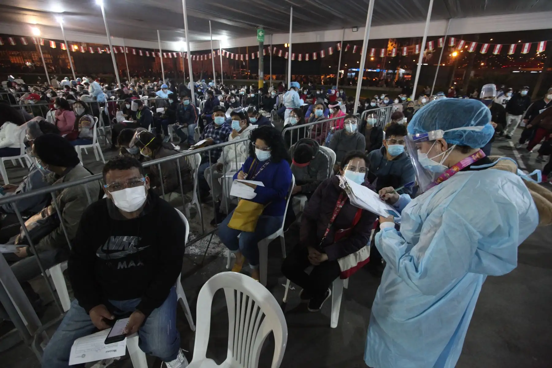 El tercer Vacunatón, que se desarrolló hasta las 7 de la noche de hoy domingo 25 de julio, logró aplicar 305,301 dosis de la vacuna contra el covid-19 en los 22 locales habilitados en Lima y Callao. Foto: ANDINA/Essalud