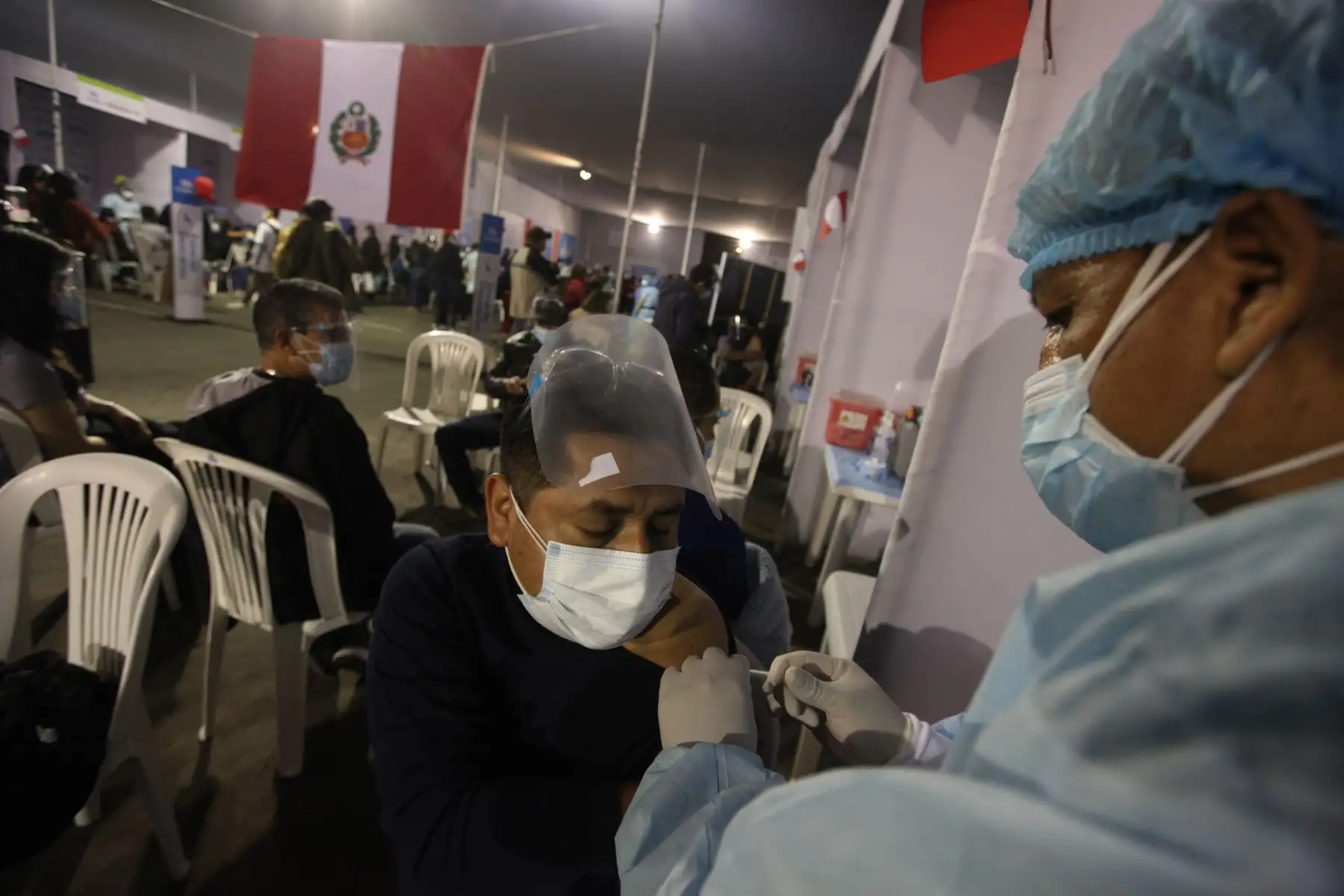 El tercer Vacunatón, que se desarrolló hasta las 7 de la noche de hoy domingo 25 de julio, logró aplicar 305,301 dosis de la vacuna contra el covid-19 en los 22 locales habilitados en Lima y Callao. Foto: ANDINA/Essalud