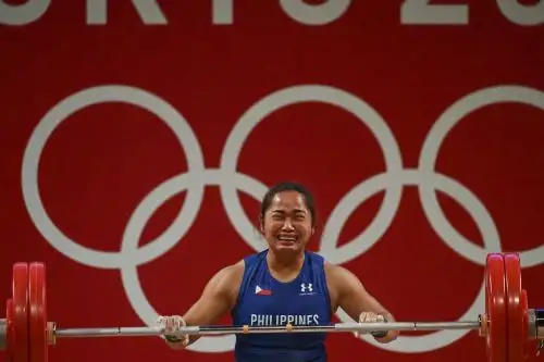 La filipina Hidilyn Díaz reacciona con llanto la obtención de su medalla histórica