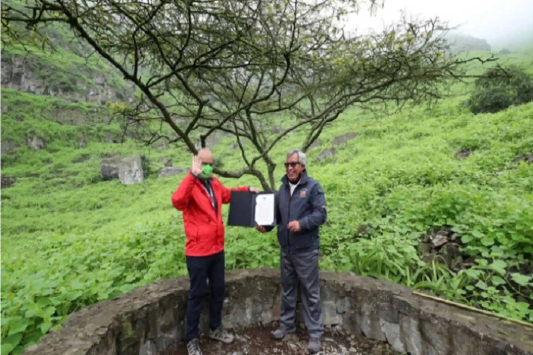 Jefe del Sernanp, Pedro Gamboa, le hizo entrega de dicho reconocimiento al titular del Minam.