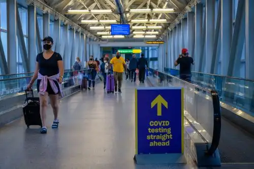Estados Unidos ha restringido los viajes desde la UE, Gran Bretaña, China e Irán desde hace más de un año debido a la pandemia, y luego agregó otros países, incluidos Brasil e India. Foto: AFP