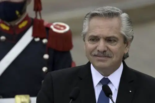 El mandatario argentino fue uno de los primeros en felicitar a Castillo por su triunfo electoral, pese a que aún no estaba finalizado el proceso de escrutinio. Foto: AFP