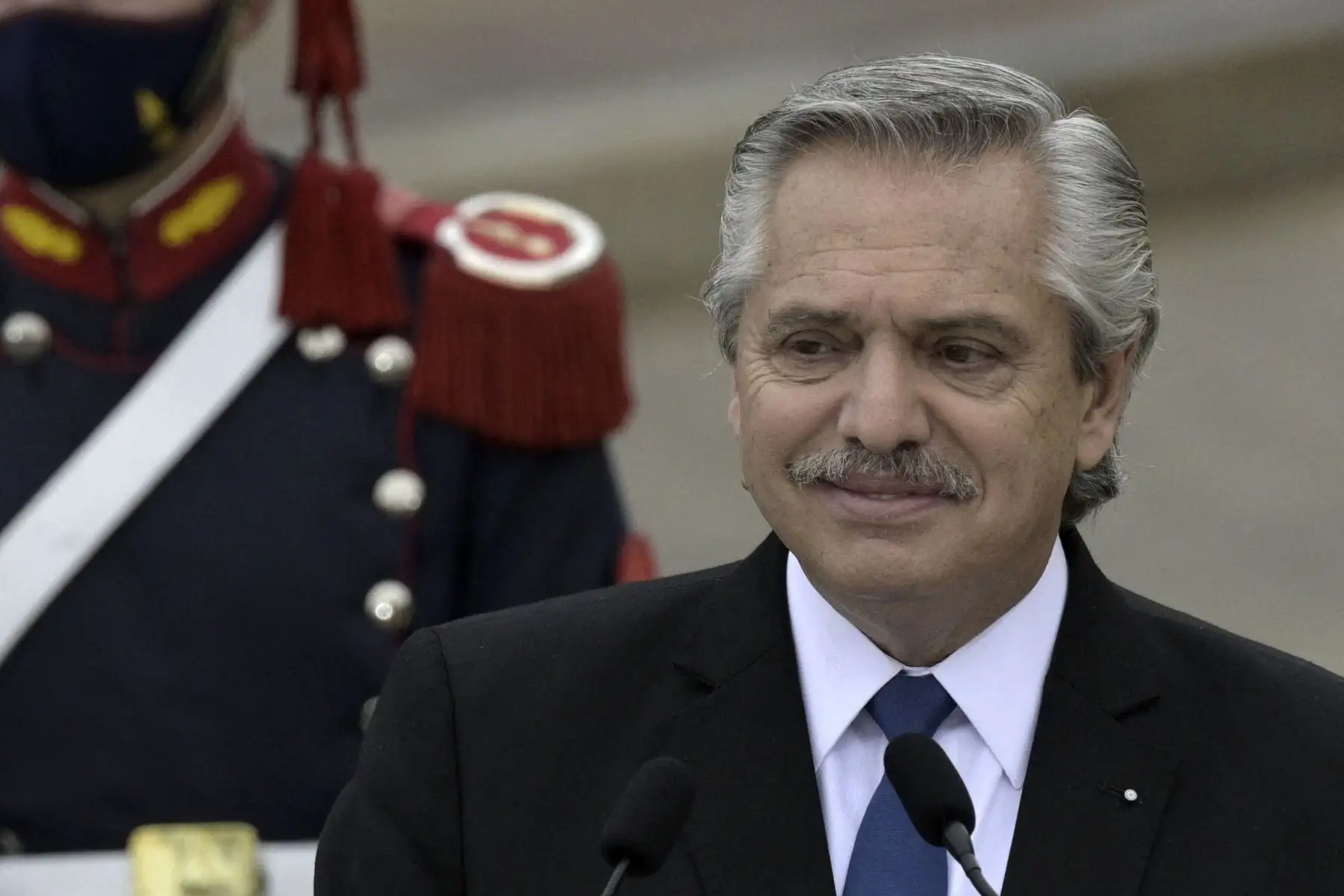 El mandatario argentino fue uno de los primeros en felicitar a Castillo por su triunfo electoral, pese a que aún no estaba finalizado el proceso de escrutinio. Foto: AFP