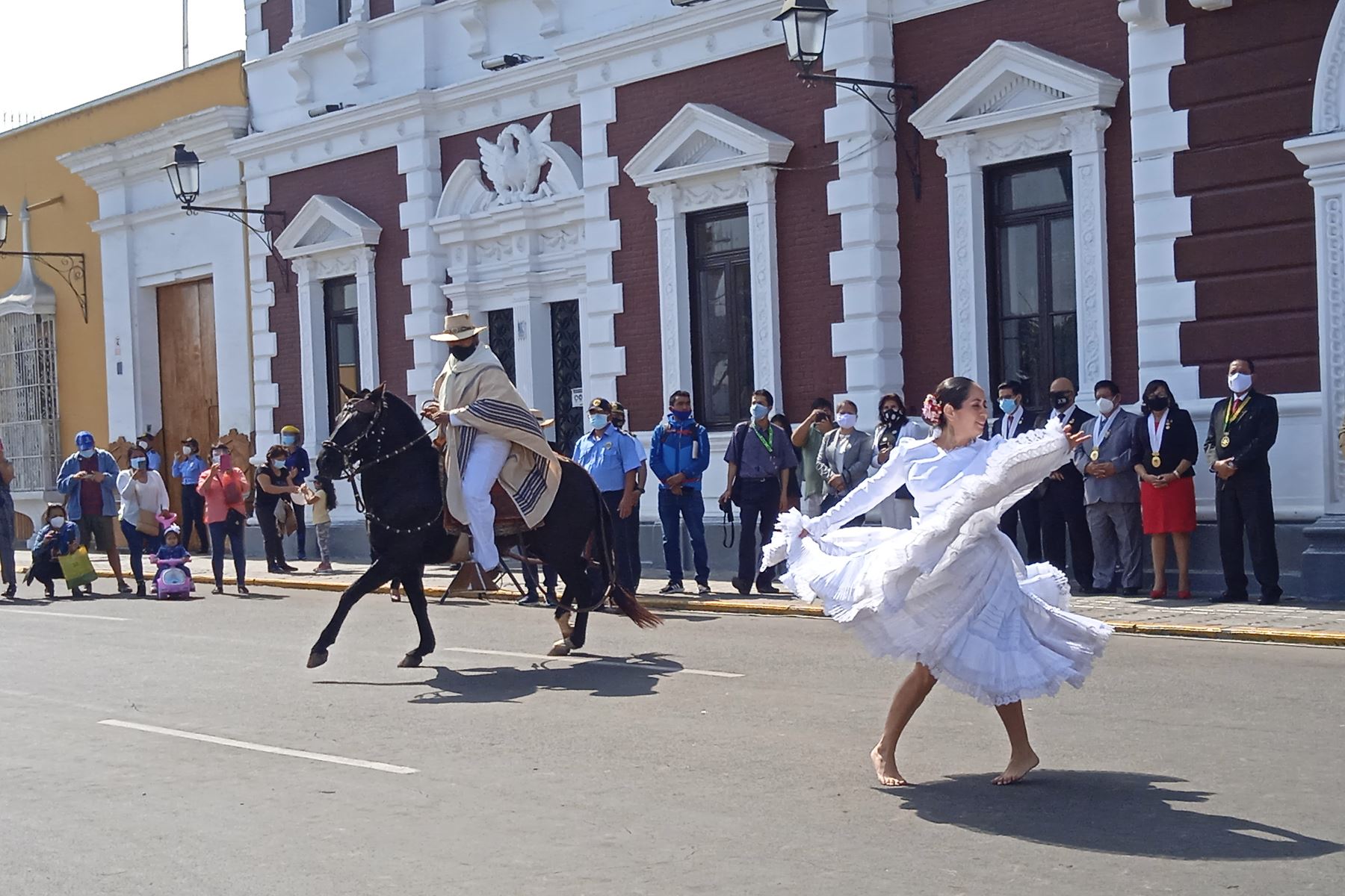 En el frontis de la municipalidad provincial de Trujillo hubo un show artístico de marinera y caballos de paso. Foto: ANDINA/Difusión