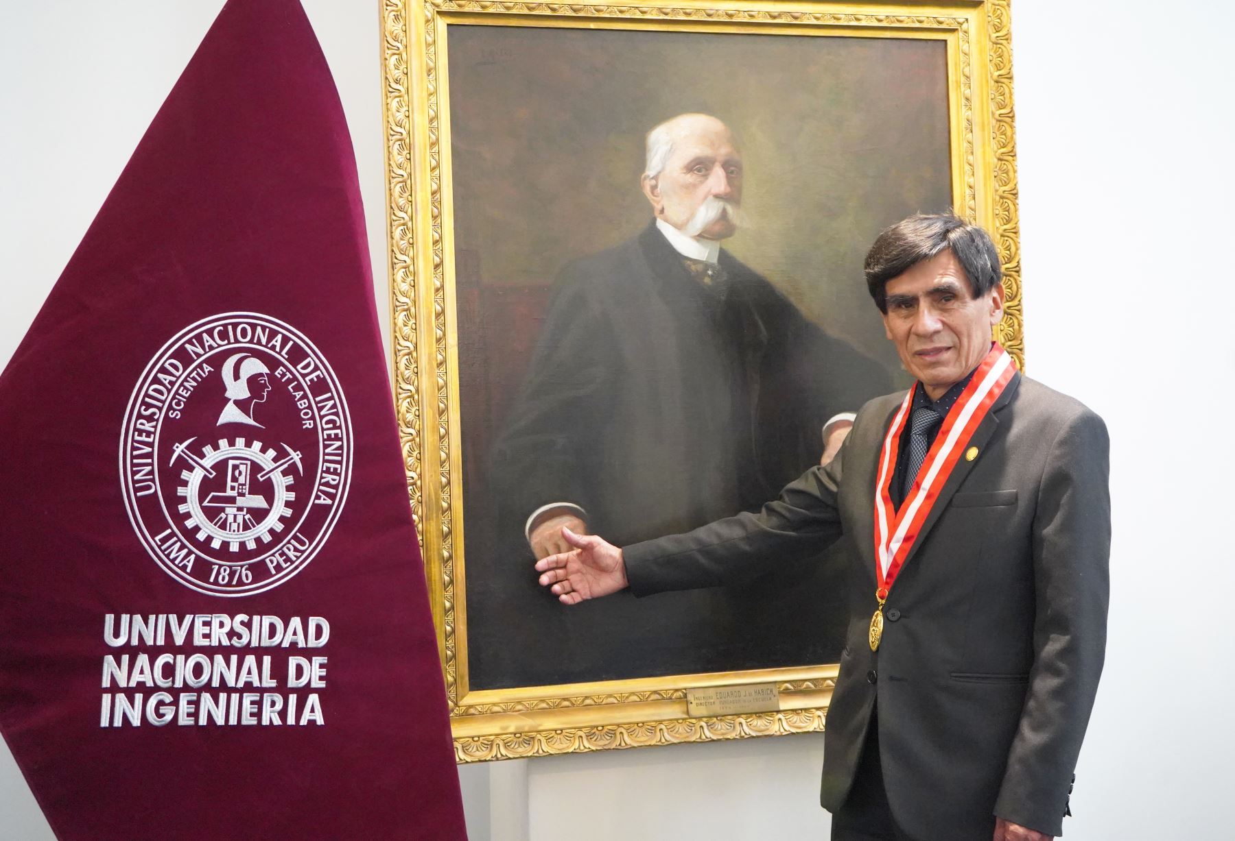 El doctor Pedro Canales García brinda detalles sobre los aportes e investigaciones científicas y tecnológicas que han realizado en el marco del Bicentenario de la Independencia del Perú en la Universidad Nacional de Ingeniería.