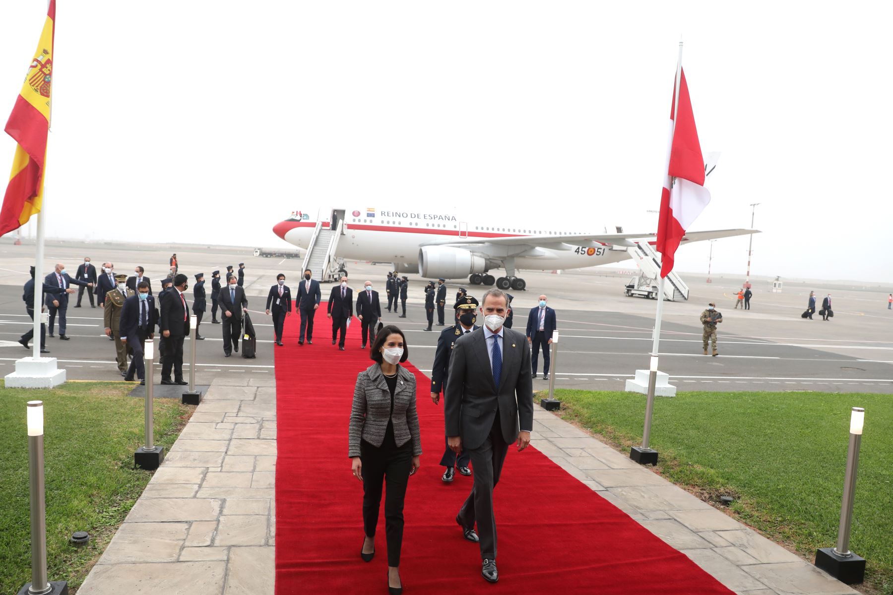 Al pisar suelo peruano, Felipe VI fue recibido por la ministra de Comercio Exterior y Turismo, Claudia Cornejo. Foto: ANDINA/Andrés Valle