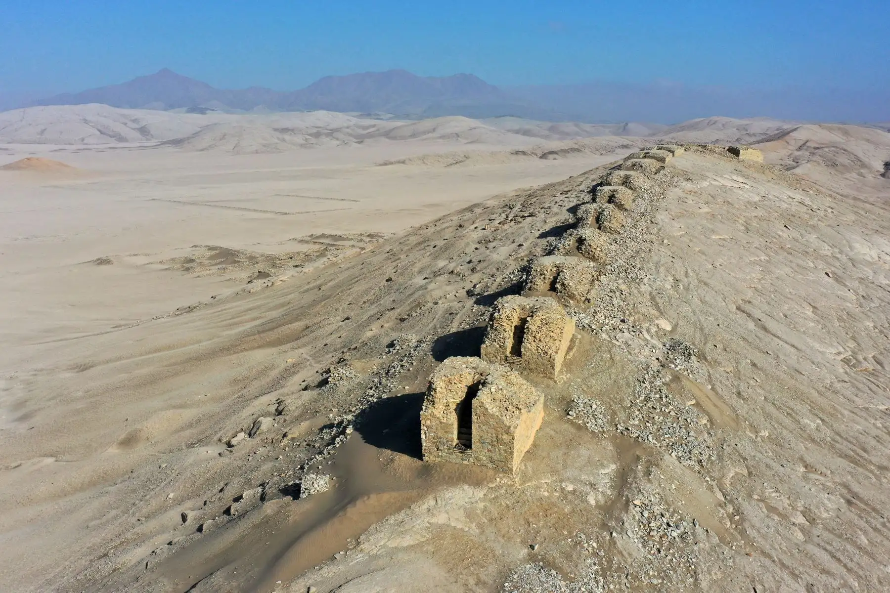 Complejo Arqueoastronómico Chankillo, el observatorio solar más antiguo de América y uno de los dos lugares en el mundo antiguo que han incorporado un calendario de horizonte solar completo. 
Foto: AFP