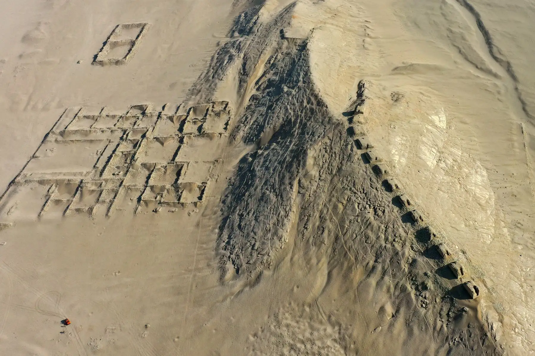 Vista aérea del Observatorio Solar Chankillo en Casma, Perú. Chankillo, el observatorio solar más antiguo de América entre 500 y 200 AC, es un complejo de piedra que incluye un templo, plaza y 13 torres alineadas desde el norte al sur a lo largo de la cima de una colina. 
Foto: AFP