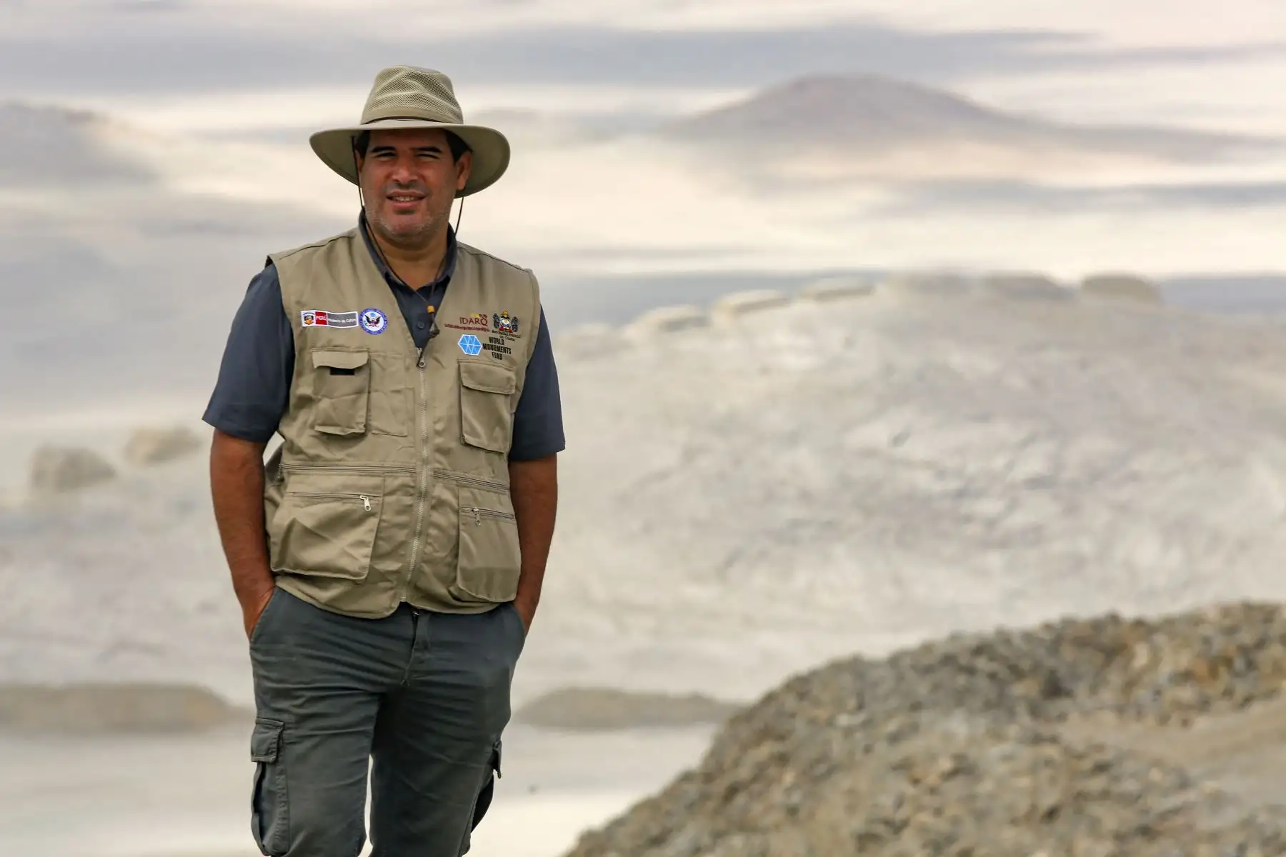 El arqueólogo a cargo Ivan Ghezzi posa durante los trabajos de recuperación en el Observatorio Solar Chankillo cerca de Casma, Perú. Chankillo, el observatorio solar más antiguo de América entre 500 y 200 a.C., es un complejo de piedra que incluye un templo, plaza y 13 torres alineadas de norte a sur a lo largo de la cima de una colina. 
Foto: AFP