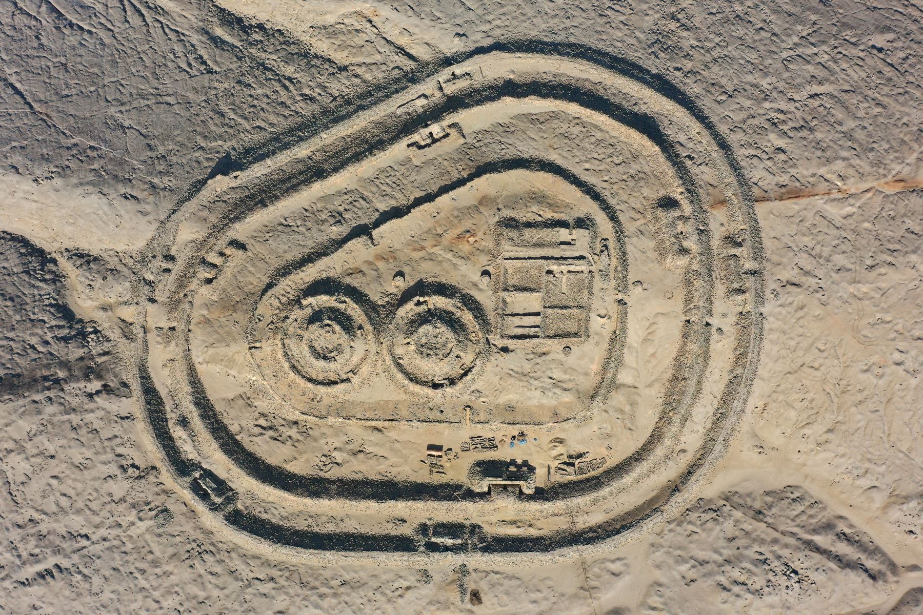 En esta foto de archivo , vista aérea del Observatorio Solar Chankillo cerca de Casma, Perú. - Chankillo, el observatorio solar más antiguo de América entre los años 500 y 200 a.C., fue incluido en la lista de sitios del patrimonio mundial de 2021 por el Comité del Patrimonio de la UNESCO.
Foto: AFP