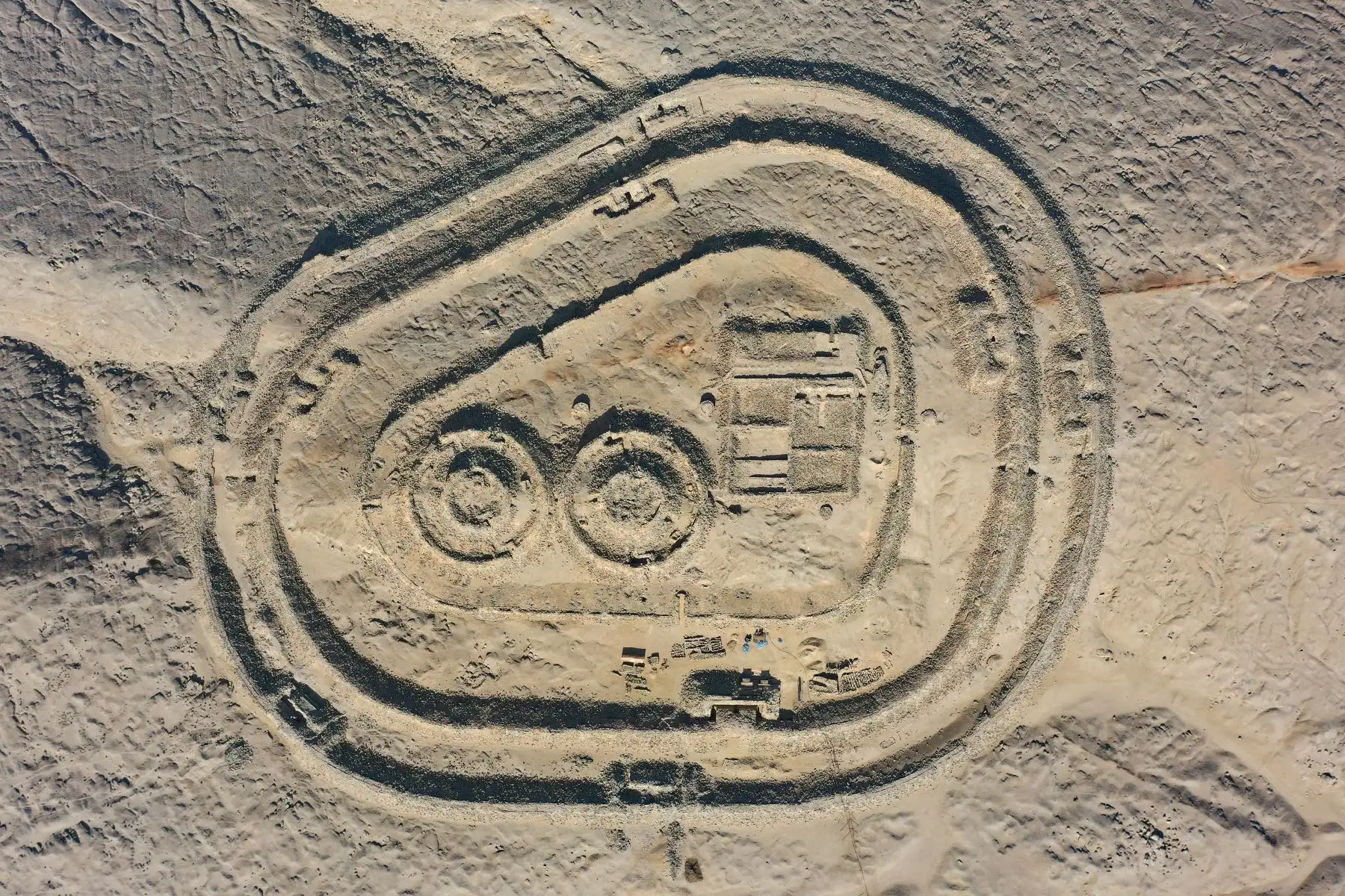 En esta foto de archivo , vista aérea del Observatorio Solar Chankillo cerca de Casma, Perú. - Chankillo, el observatorio solar más antiguo de América entre los años 500 y 200 a.C., fue incluido en la lista de sitios del patrimonio mundial de 2021 por el Comité del Patrimonio de la UNESCO.
Foto: AFP