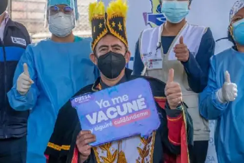 Vestido con traje histórico, el personaje posó ante las cámaras junto al personal de salud.